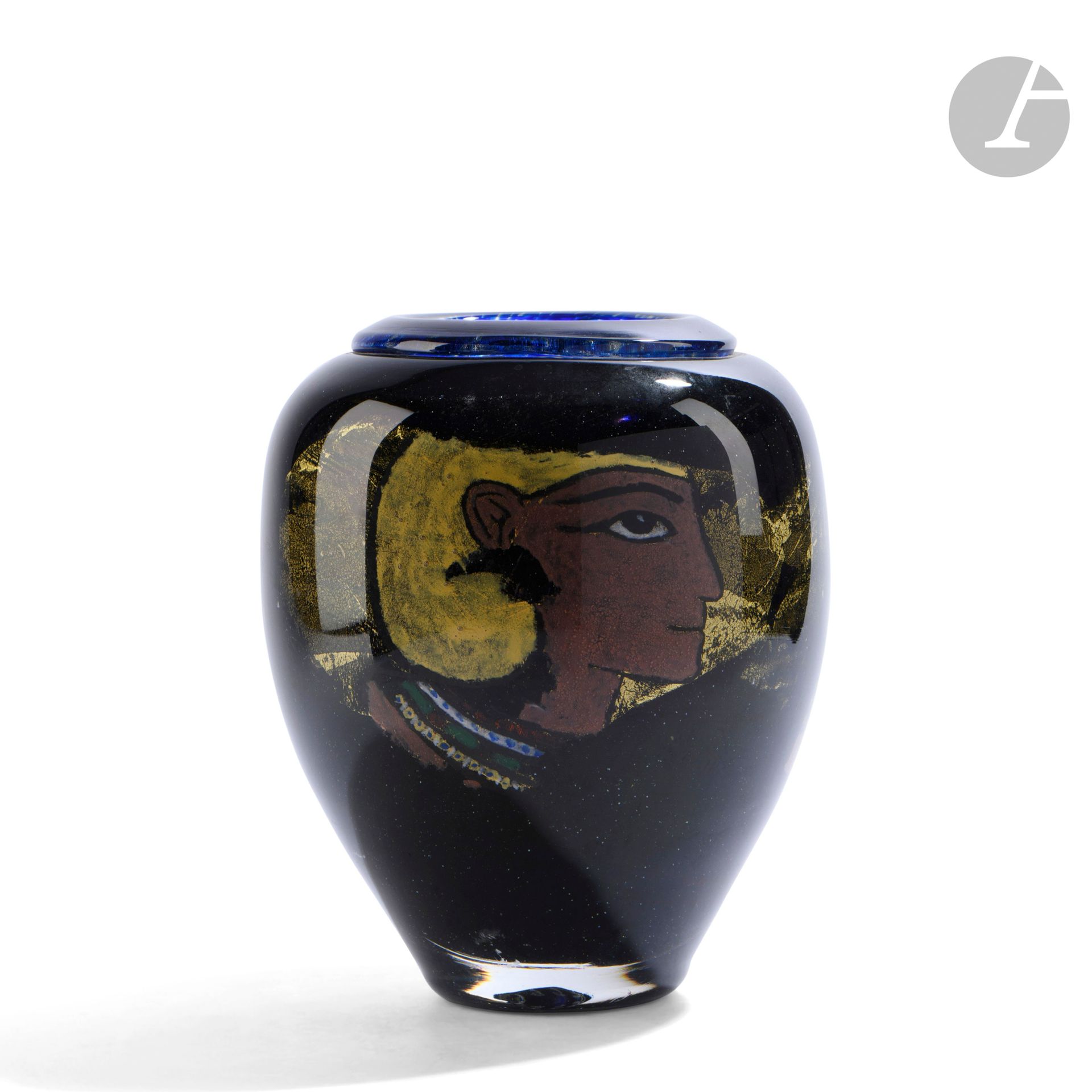 Jean-Claude NOVARO (France, 1943-2014)
Vase en verre soufflé noir à col ourlé à décor de personnage égyptien. Signé et daté 1997 sous la base. H. 20 cm - D. 17 cm