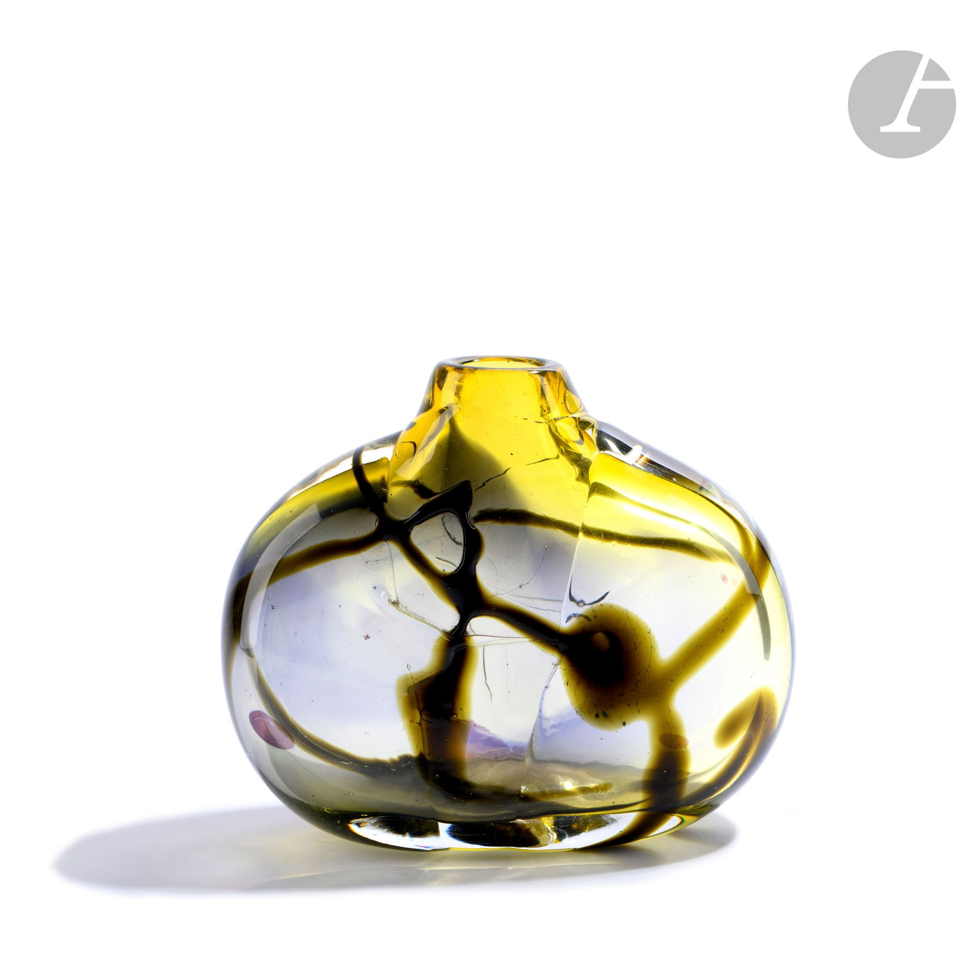 Guy UNTRAUER (France, né en 1948)
Vase en verre soufflé de forte épaisseur, teinté vert, jaune et brun. Signé et daté (19)89 sous la base. H. 19 cm - L. 22 cm - P. 8 cm