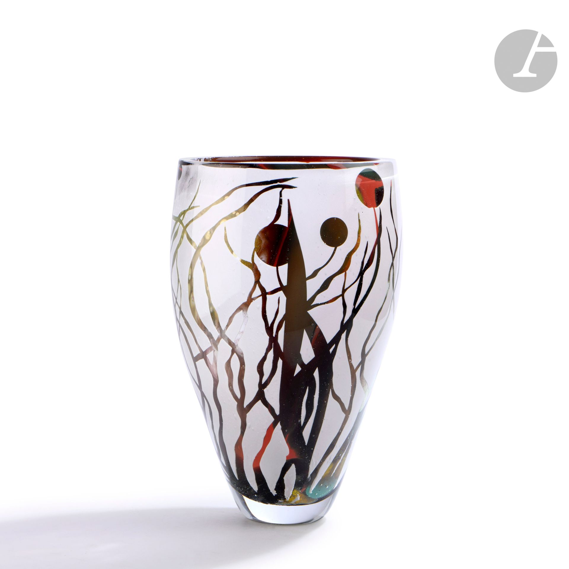 Régis and Gisèle FIEVET (France, born in 1948 and 1951)
Large white blown glass vase with vegetal decoration enhanced with red, brown and green colors, the black edge. H. 31 cm - D. 19 cm