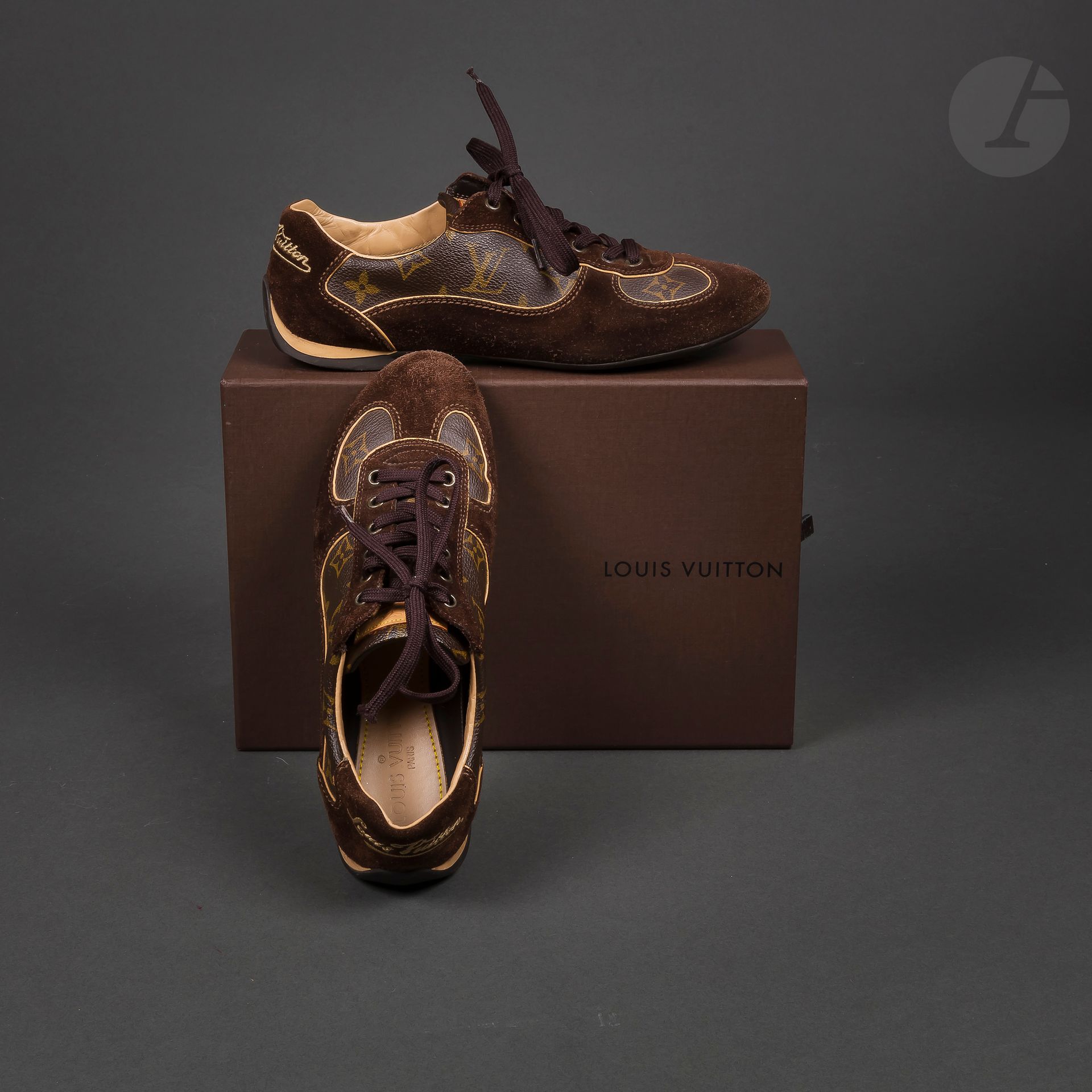 Louis VUITTON Paris Made in France
Paire de sneakers en toile Monogram et veau velours marron, T.37, paire de lacets de rechange, housse et boîte