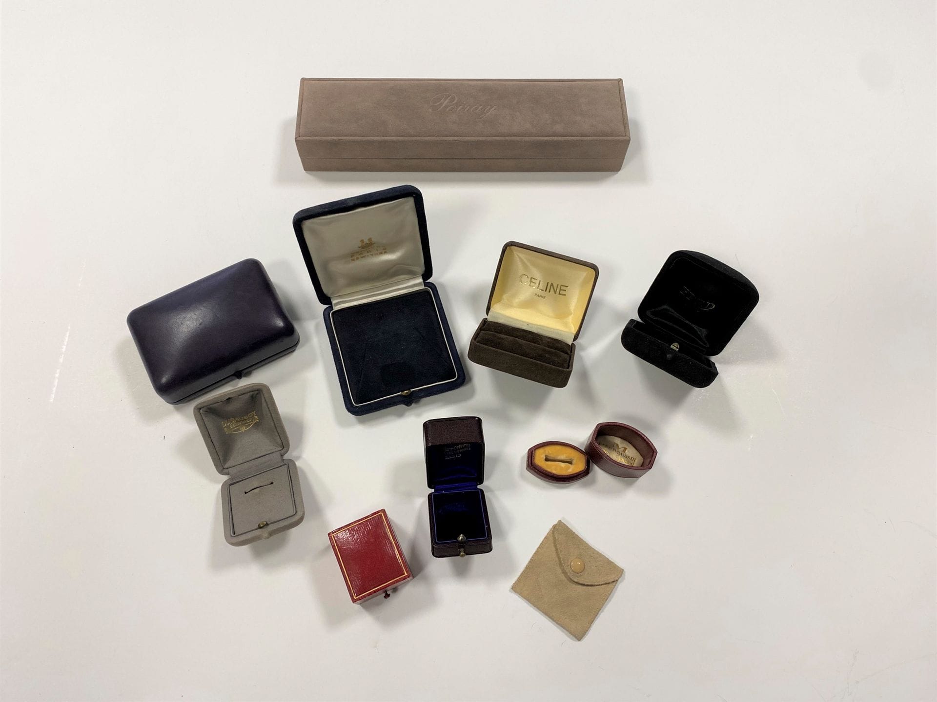Lot de 9 écrins à bijoux signés : AUGER, ARIJE, BANCELIN, CALINE, DUSSAUSOY, FRED, MAUBOUSSIN, POIRAY, VERDURA et un écrin souple signé BULGARI (en l'état)