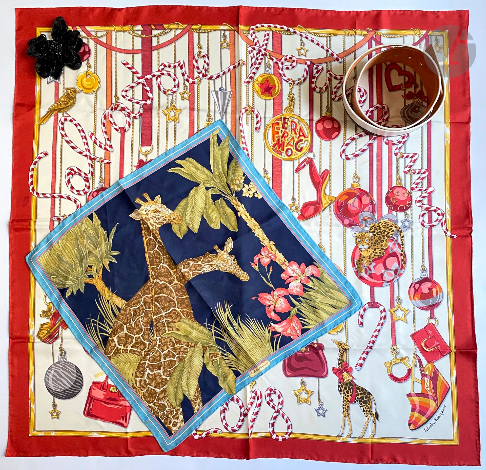 Salvatore FERRAGAMO
Lot comprenant un foulard en soie, 89 x 89 cm (taches), un petit foulard en soie, 47 x 47 cm (taches), une broche fleur perlée noire.
On y joint une large ceinture en cuir CASTELBAJAC