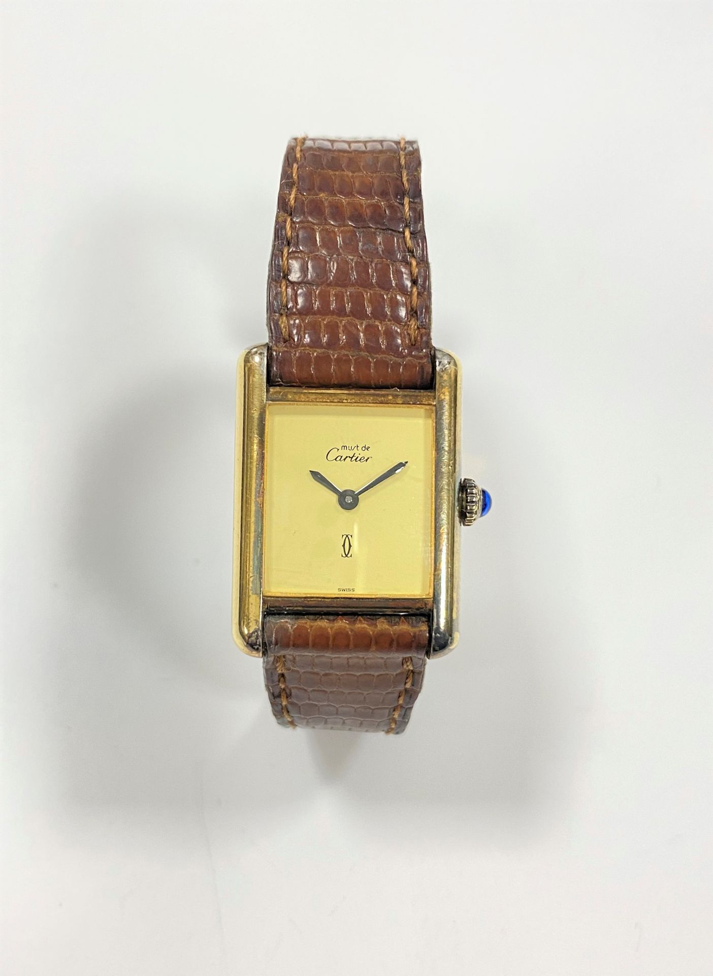 CARTIER. Must. Montre bracelet de femme en vermeil. Mouvement mécanique. Bracelet cuir. Poids brut : 22 g
Dans son écrin