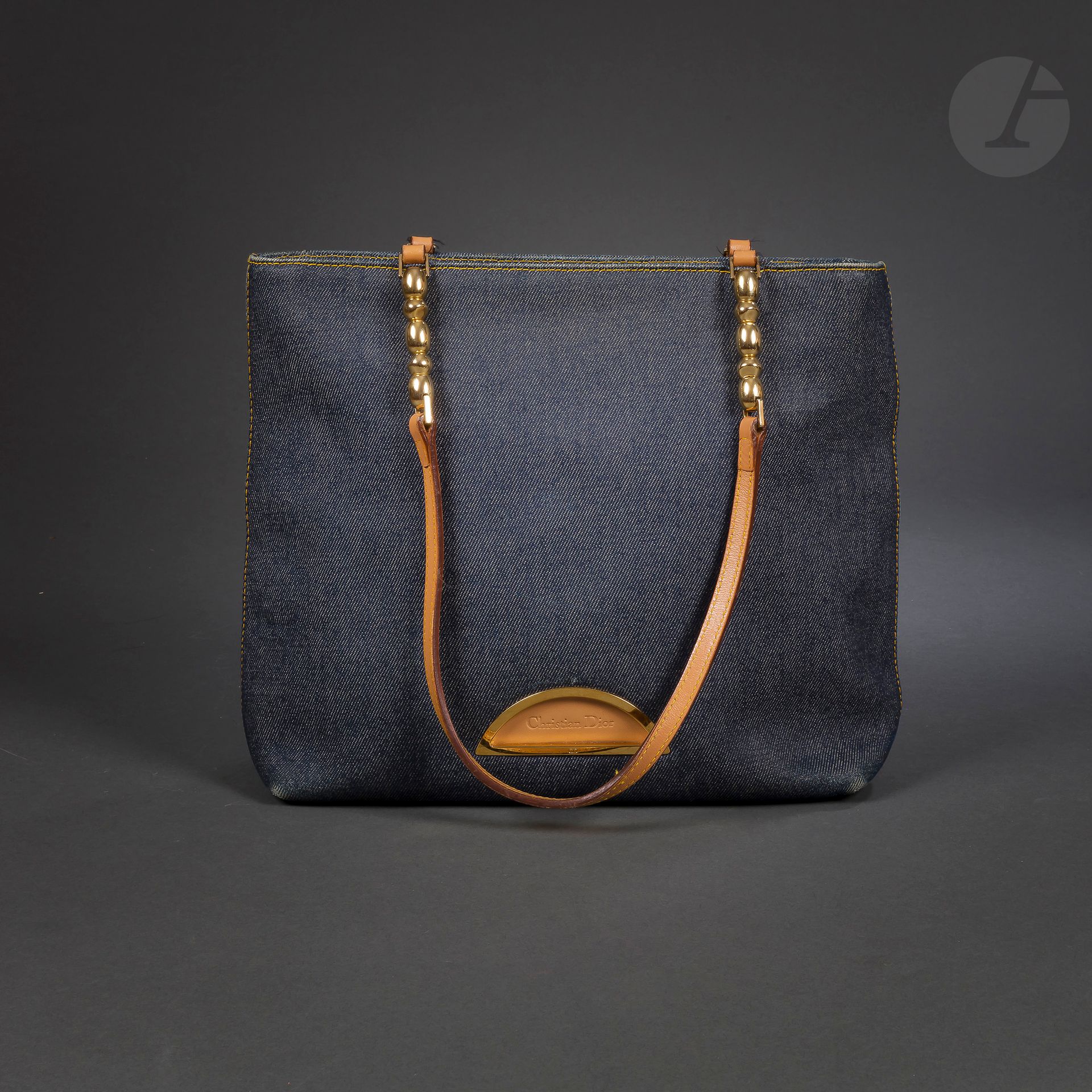 Christian DIOR Paris
Sac en jean bleu, cuir beige et métal doré, anses en cuir beige et métal doré
37 x 27 cm (légères usures aux angles)