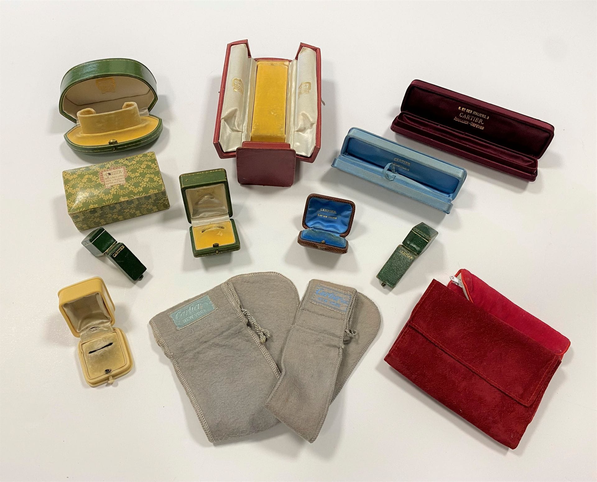 Lot de 10 écrins à bijoux et 4 étuis souples, signés CARTIER (en l'état)