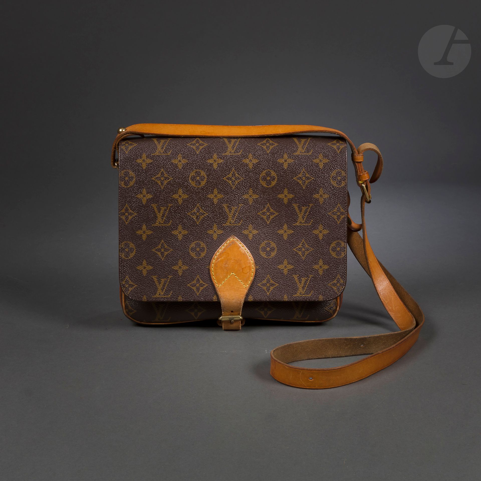 Louis VUITTON Paris Made in France
Sac Cartouchière en toile Monogram et cuir naturel
25 x 21,5 x 7 cm (Petites usures aux angles, quelques traces au cuir)