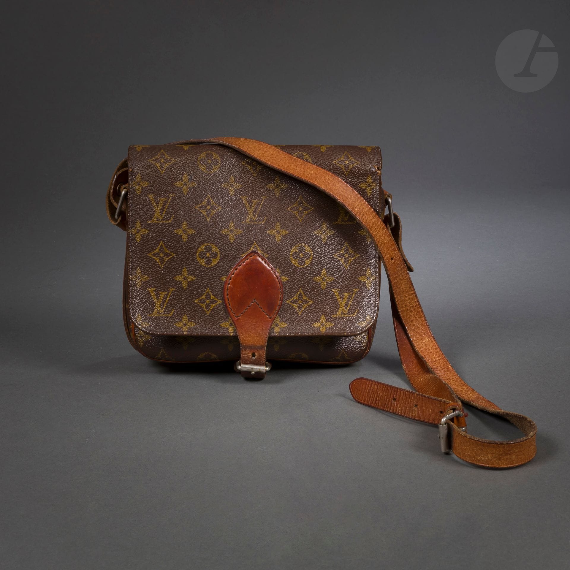 Louis VUITTON Paris Made in France
Sac bandoulière Cartouchière en toile Monogram et cuir naturel
22 x 19 x 8 cm (importantes traces d’usage)