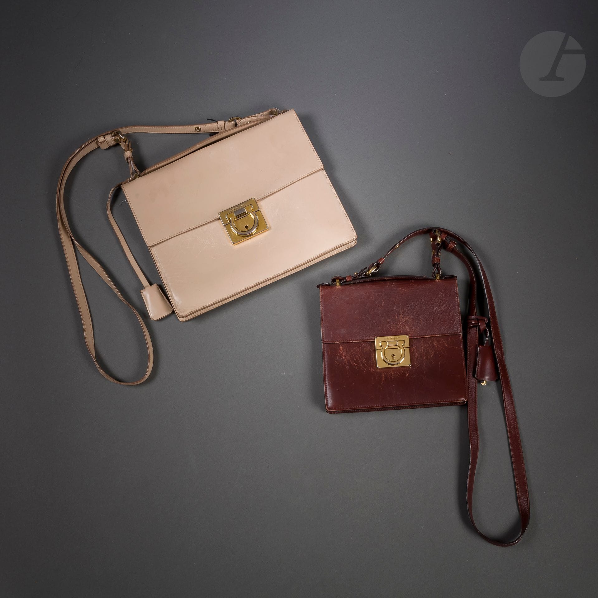 Salvatore FERRAGAMO
Lot de deux sacs bandoulière avec leur clé sous clochette, l’un en cuir beige, l’autre en cuir bordeaux
26,5 x 21 cm et 19 x 17 cm (importantes griffures, taches, traces de stylo)