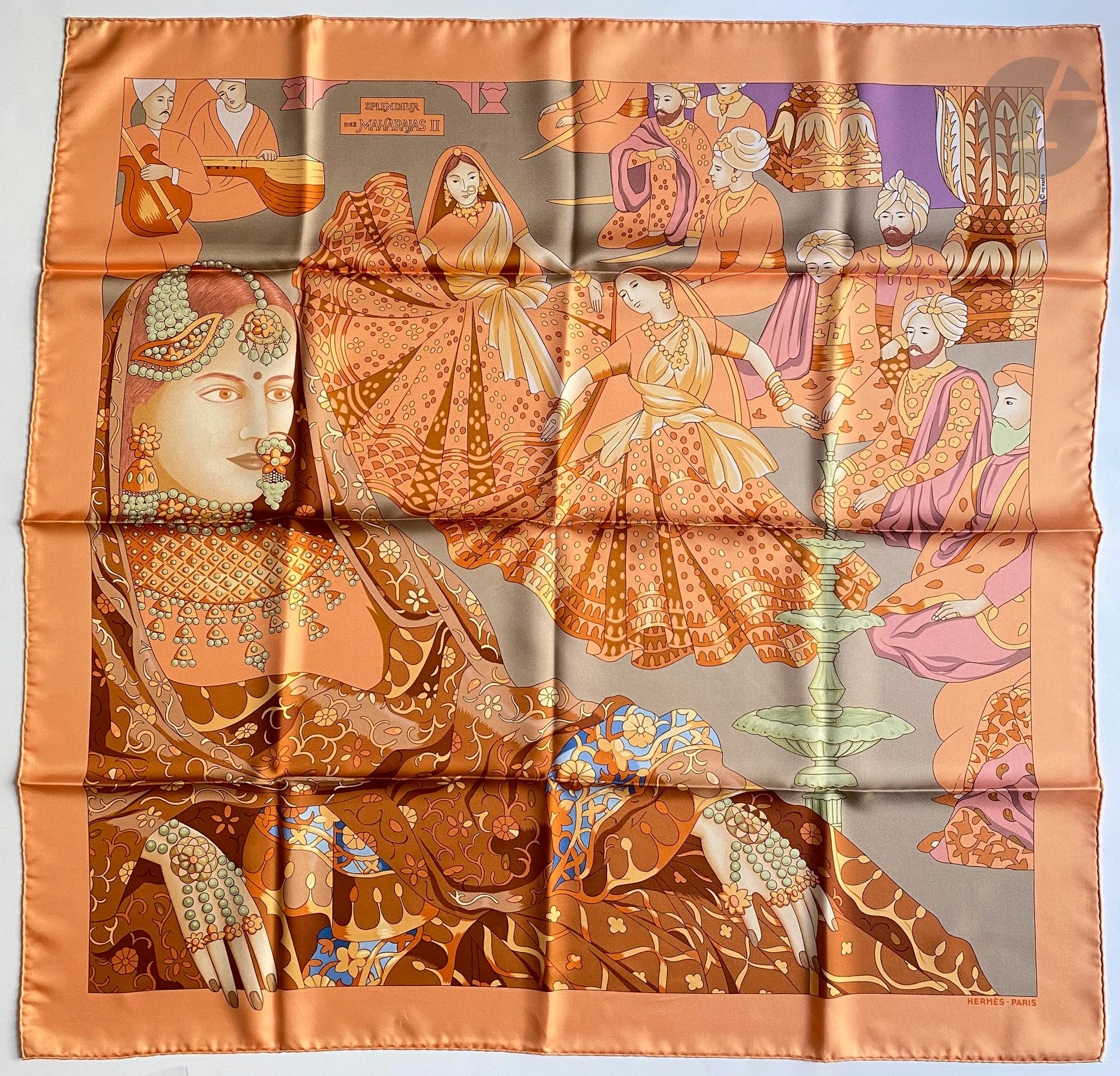 HERMES Paris
Carré en twill de soie « Splendeur des Maharajas II », dans les tons orange, dans sa boîte (très petite trace)