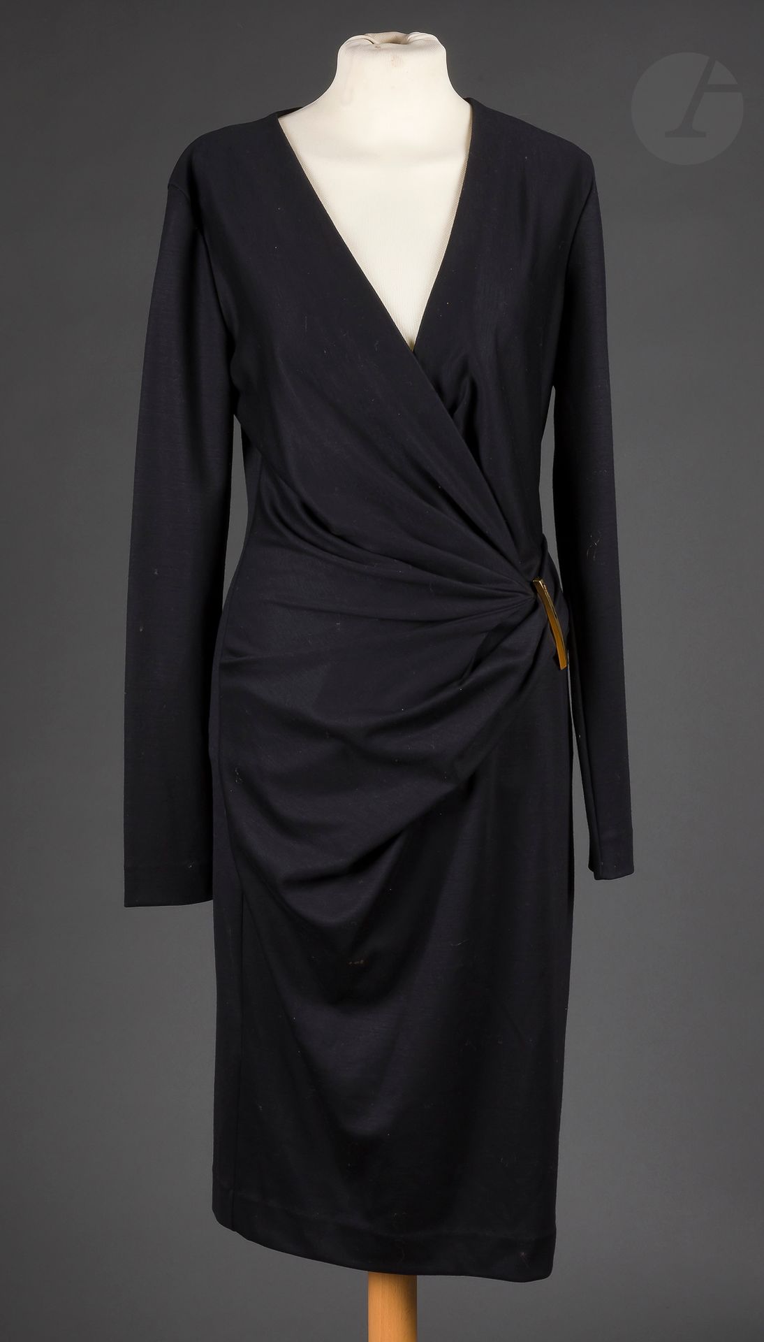 Salvatore FERRAGAMO
Lot de 3 robes en lainage : une noire T.42 italien indiquée, une marine T.40 italien indiquée et une grise T.38 italien indiquée