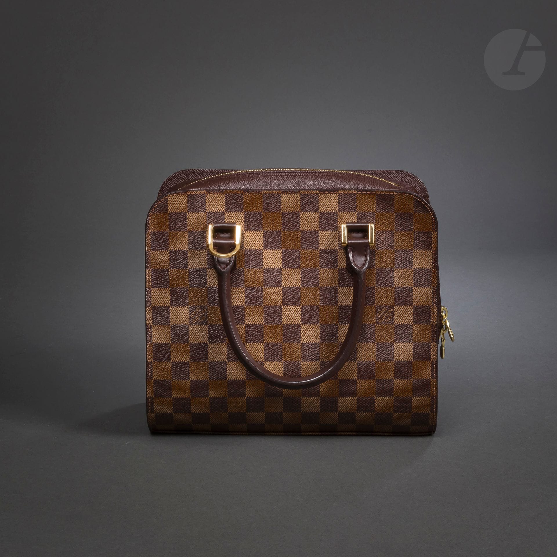 Louis VUITTON Paris Made in France
Sac Triana en toile damier et cuir marron, intérieur en peau rouge
26,5 x 23 x 14 cm