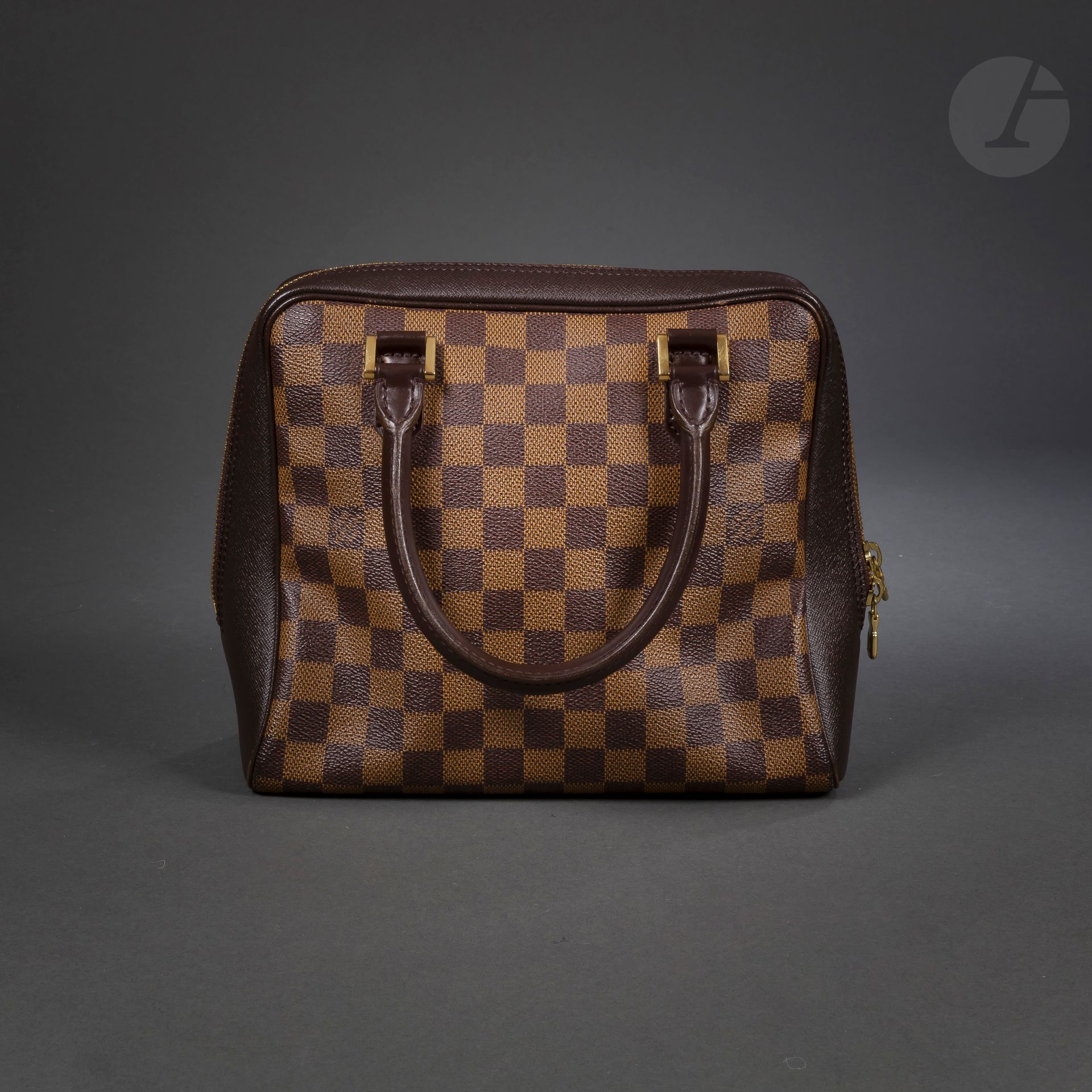 Louis VUITTON Paris Made in France
Sac à main Brera en toile Damier ébène et cuir marron, intérieur en peau rouge, housse
24 x 21 x 10 cm
