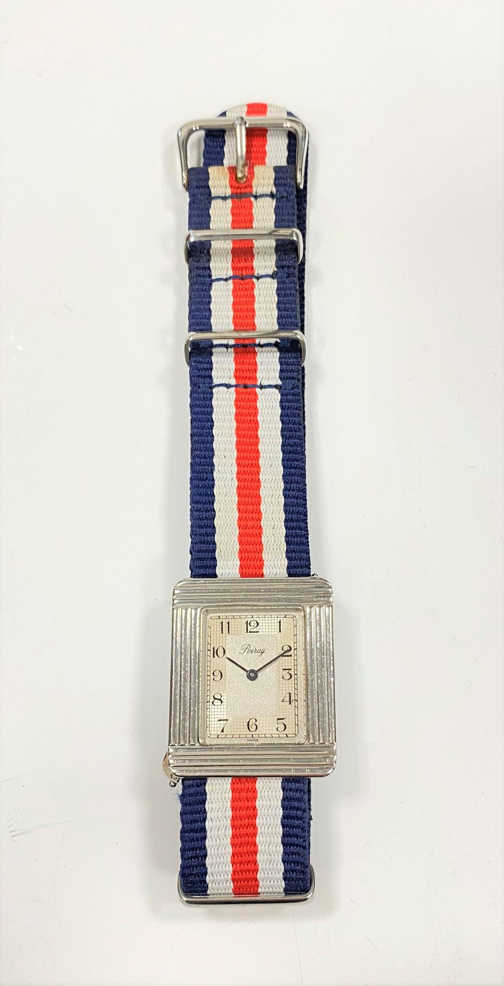 POIRAY. Ma Première
Montre en acier sur nato. Mouvement quartz. Signée et numérotée 4A82
Dim.: 29 x 25 mm
