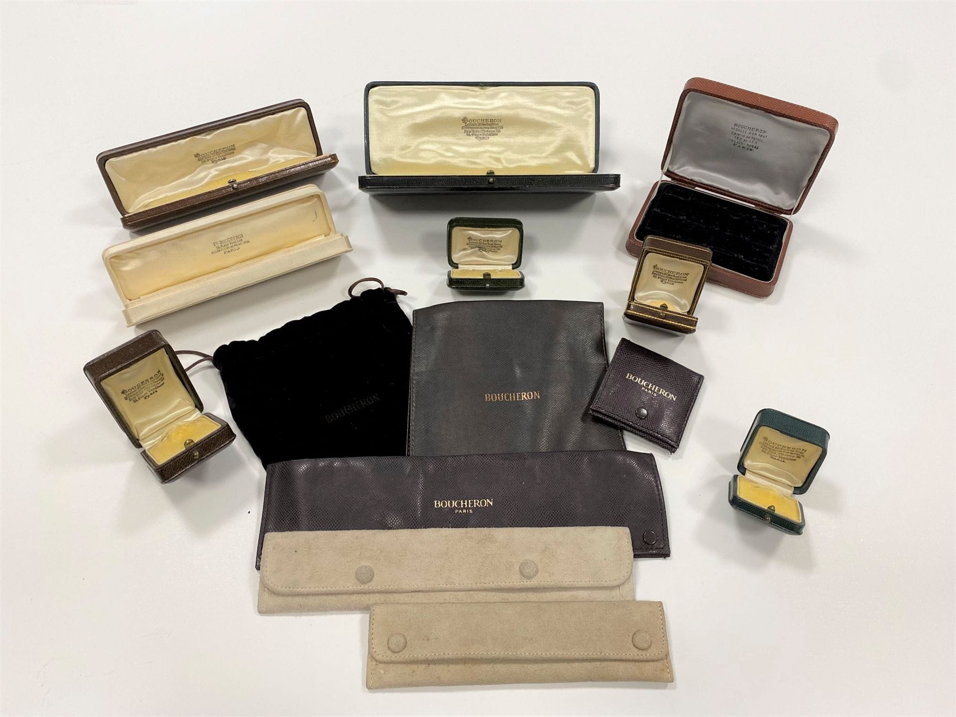 Lot de  9 écrins à bijoux et 6 étuis souples signés BOUCHERON  (en l'état)