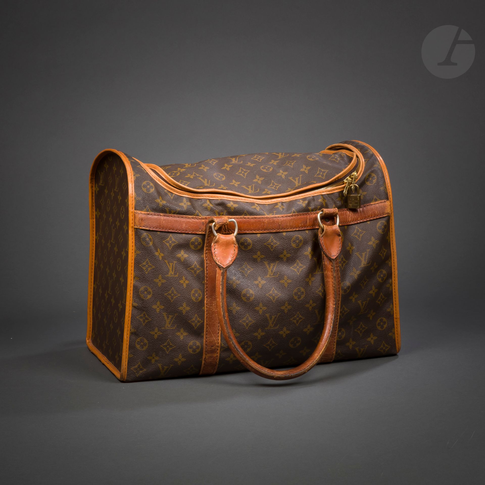 Louis VUITTON Paris Made in France
Sac de voyage en toile Monogram et cuir naturel, cadenas, housse
46 x 34 x 23 cm (usures, manque la clé du cadenas)