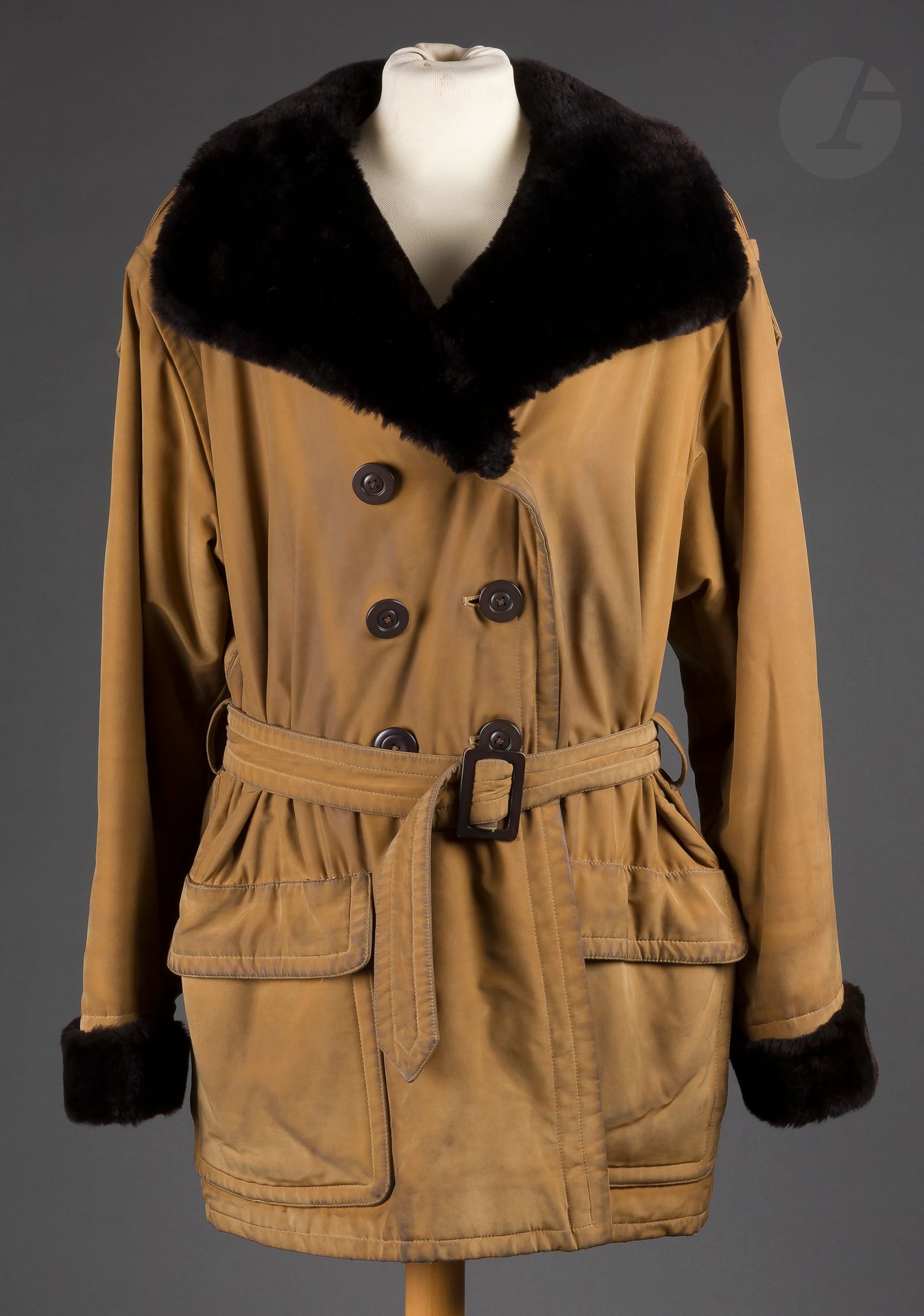 Yves SAINT LAURENT Fourrures
Manteau à parements en mouton, T.40 indiquée (usures, salissures)