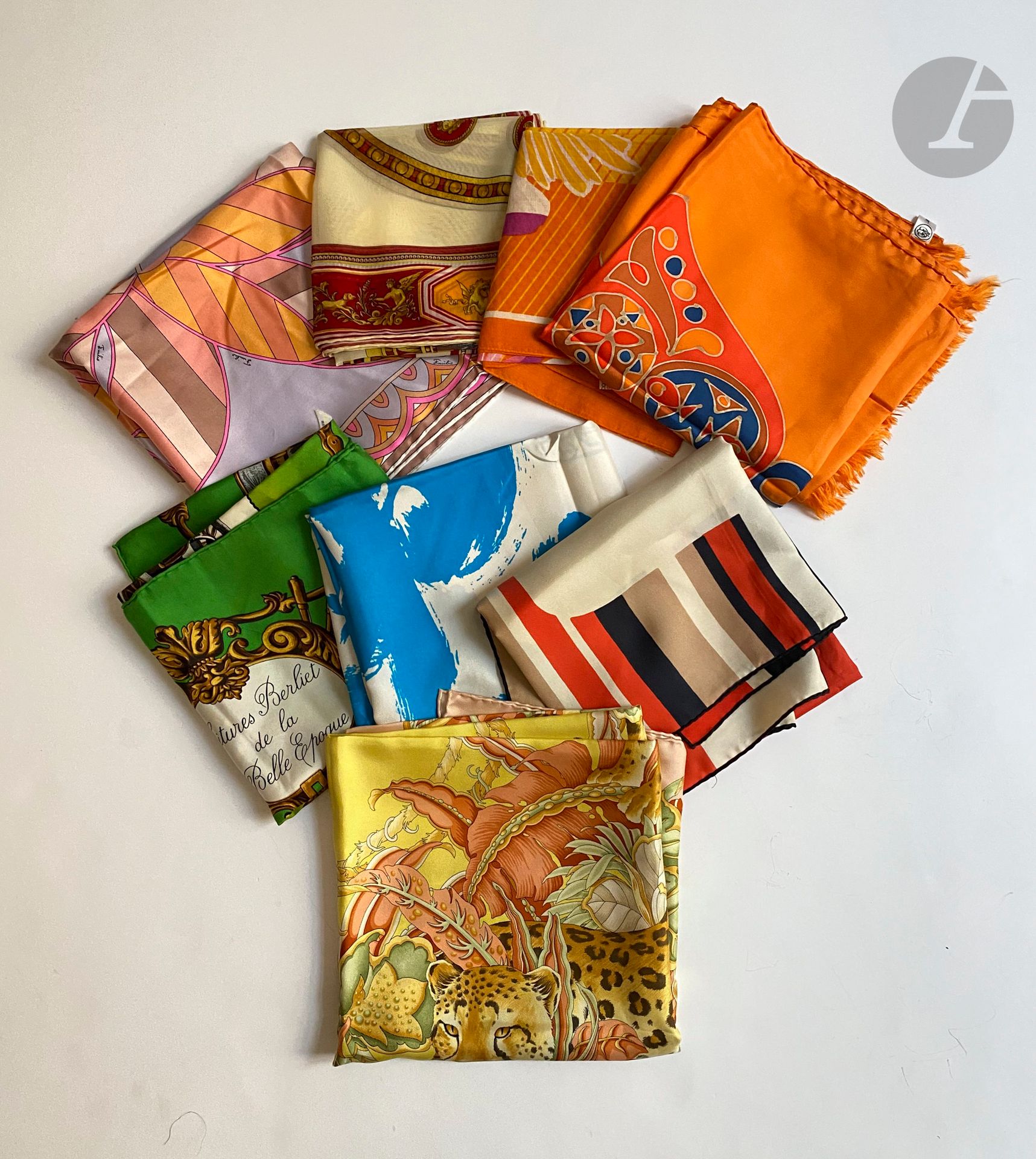 Lot de 8 pièces : six foulards en soie, une écharpe en soie et un foulard en coton dont Christian Dior, Pucci, Pierre Cardin, Versace, Salvatore Ferragamo, Castel (certains avec taches, en l’état)