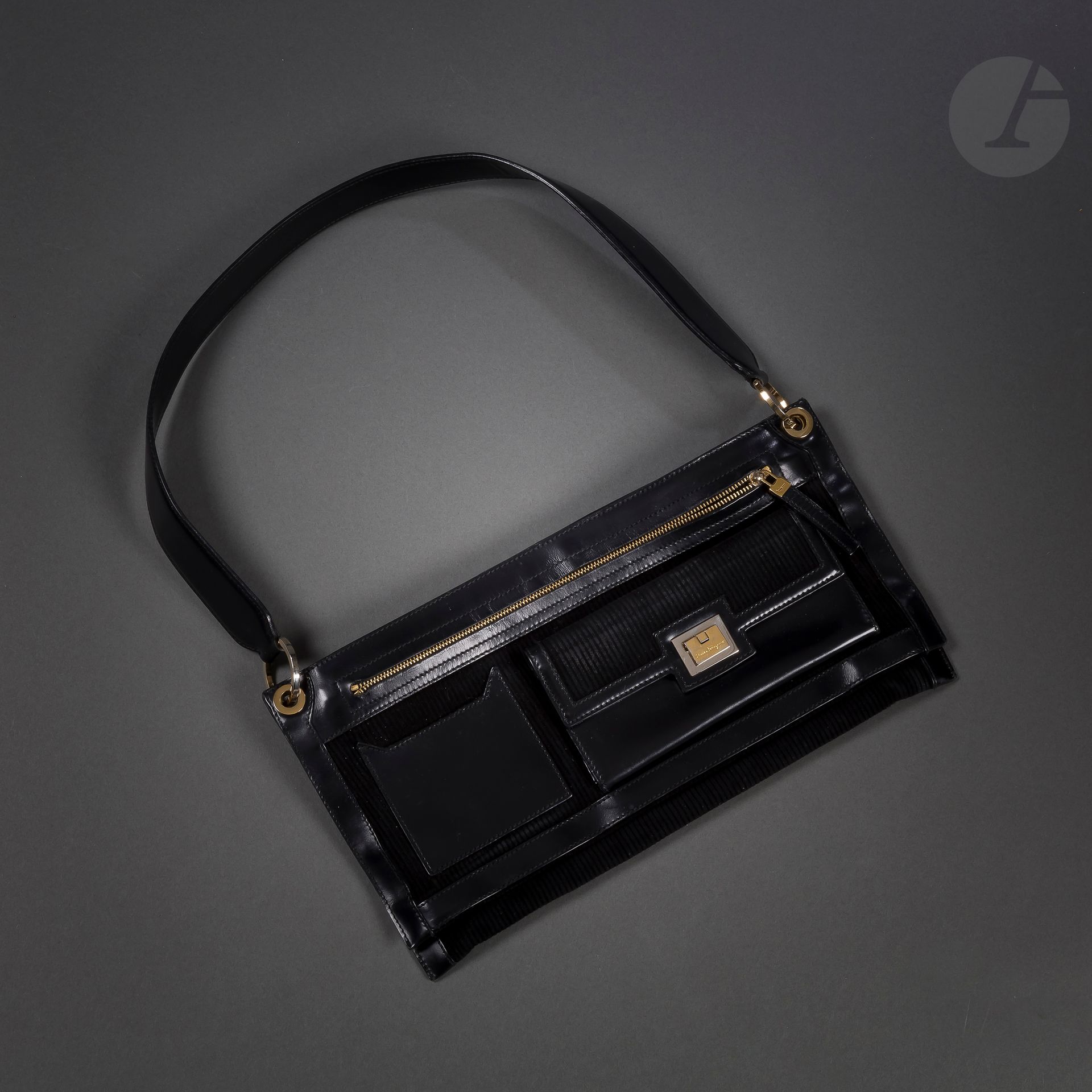 Salvatore FERRAGAMO
Sac en veau velours côtelé et cuir noir 
32 x 17 cm