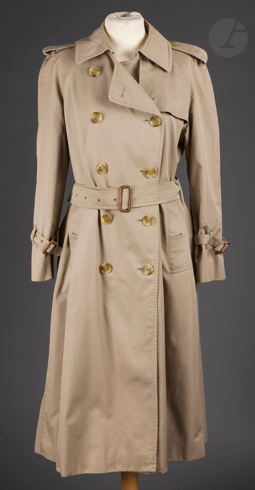 BURBERRYS
Trench en gabardine mastic, avec sa ceinture, T.36 environ