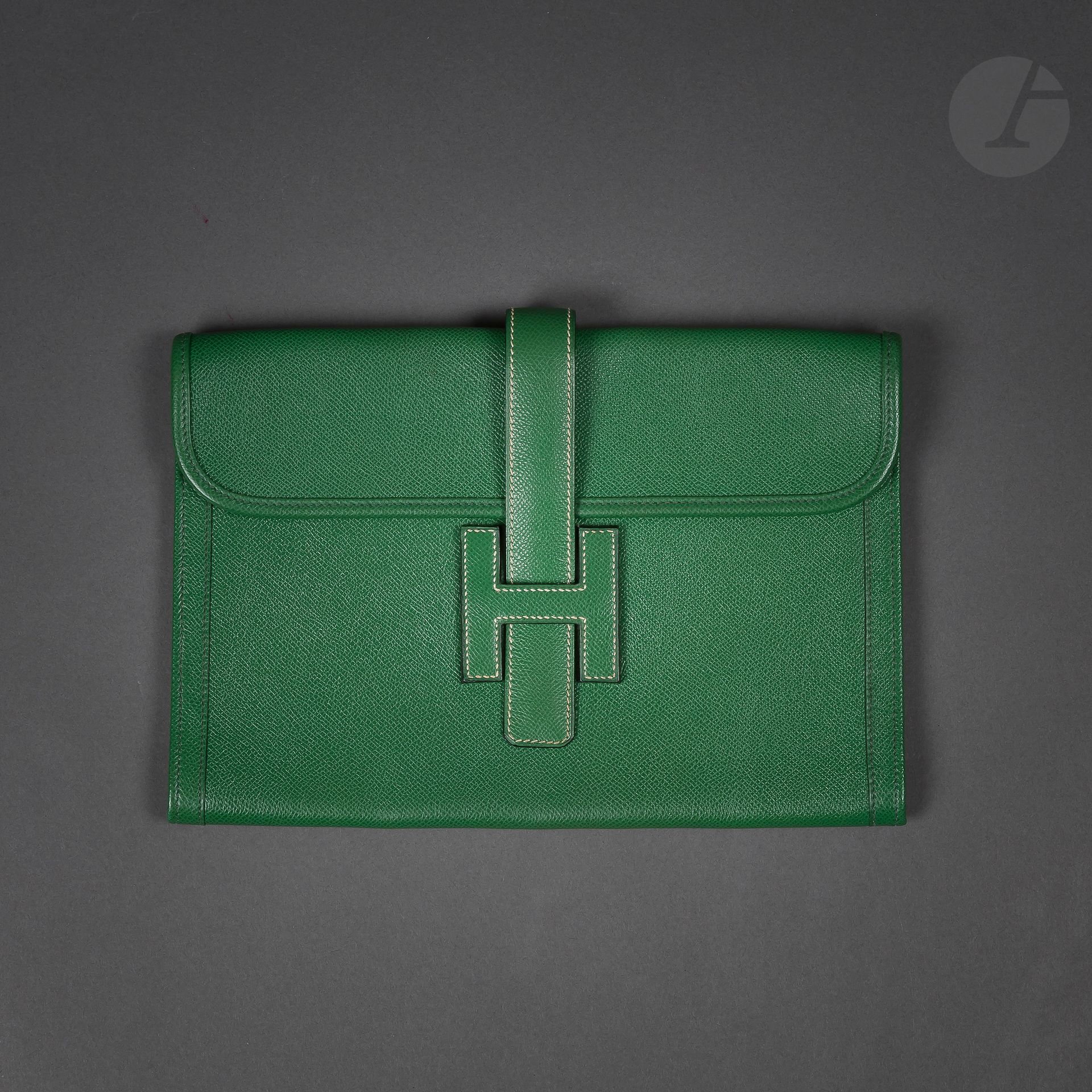 HERMES Paris Made in France
Pochette Jige en cuir grainé vert, avec sa housse
29 x 20 cm