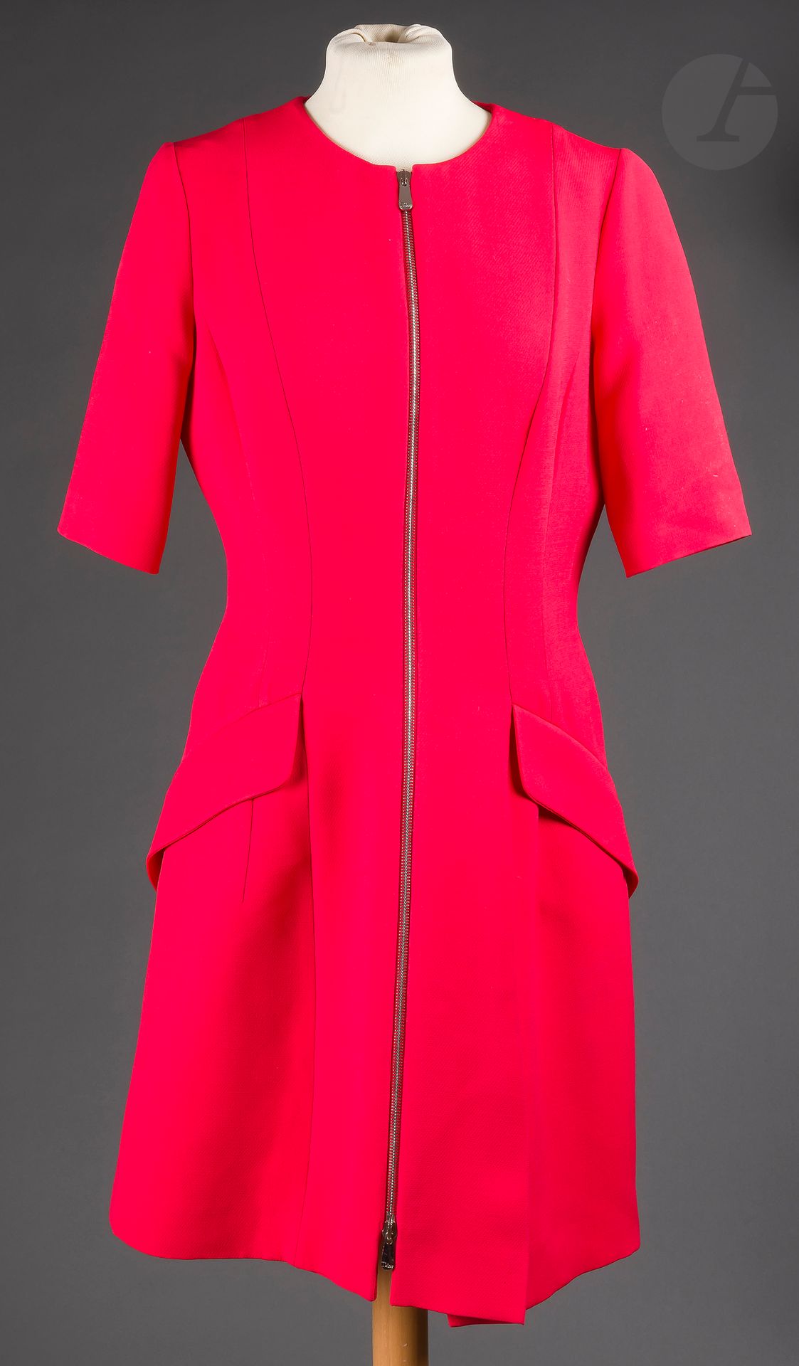 Christian DIOR Paris
Robe en laine et soie rouge, zip de haut en bas sur le devant, T.38 indiquée