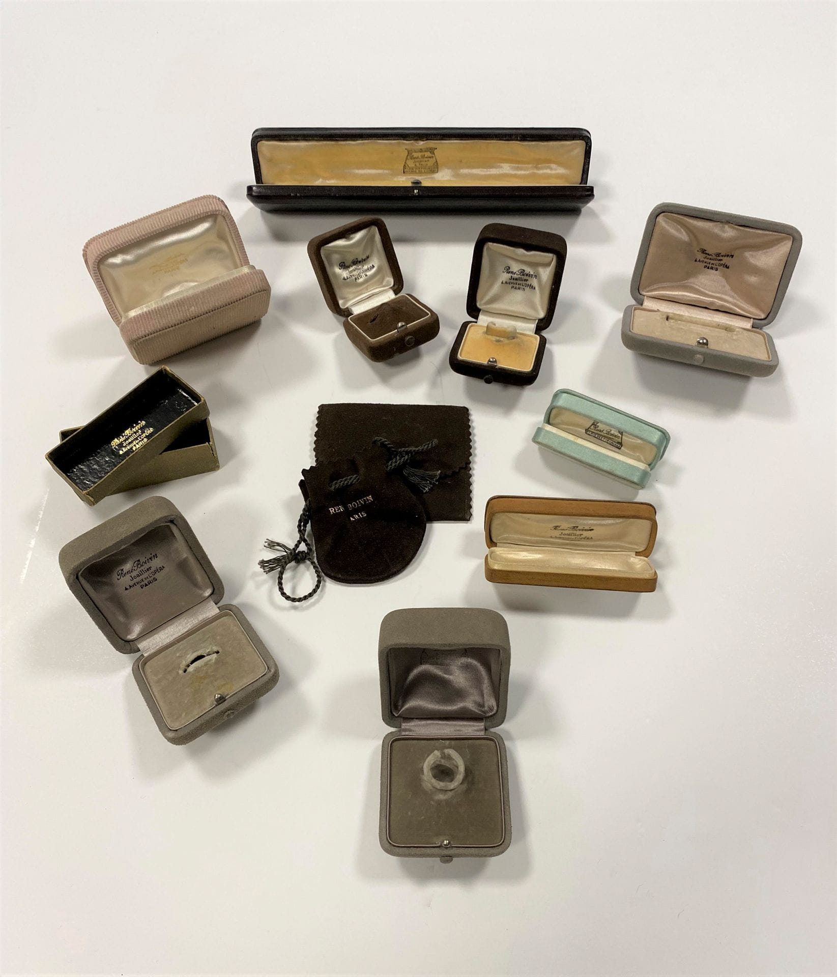 Lot de 9 écrins à bijoux et 2 étuis souples signés BOIVIN (en l'état)