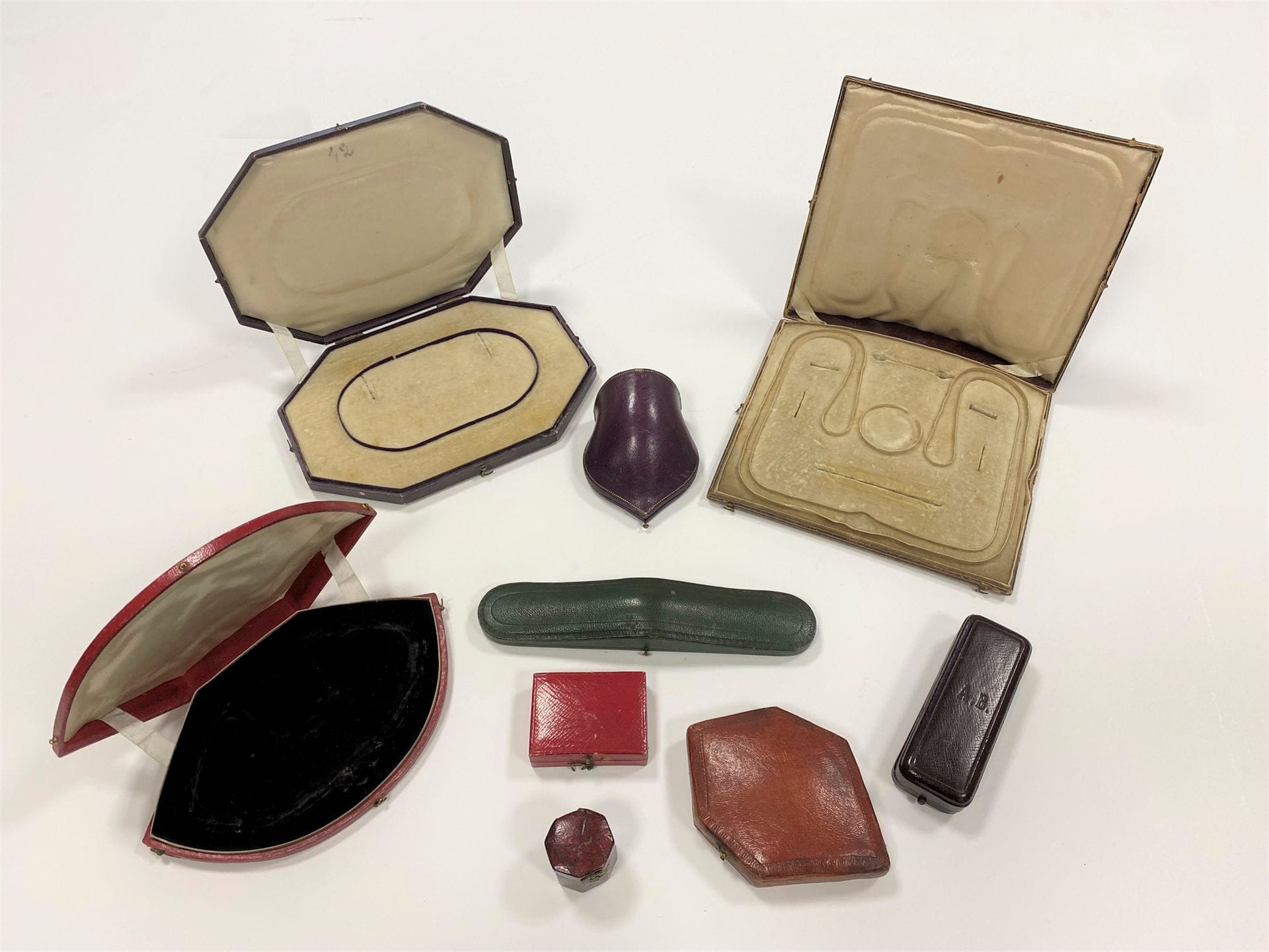 Lot de 9 écrins à bijoux (dont un signé FOSSINER FILS) du XIXe siècle (en l'état)