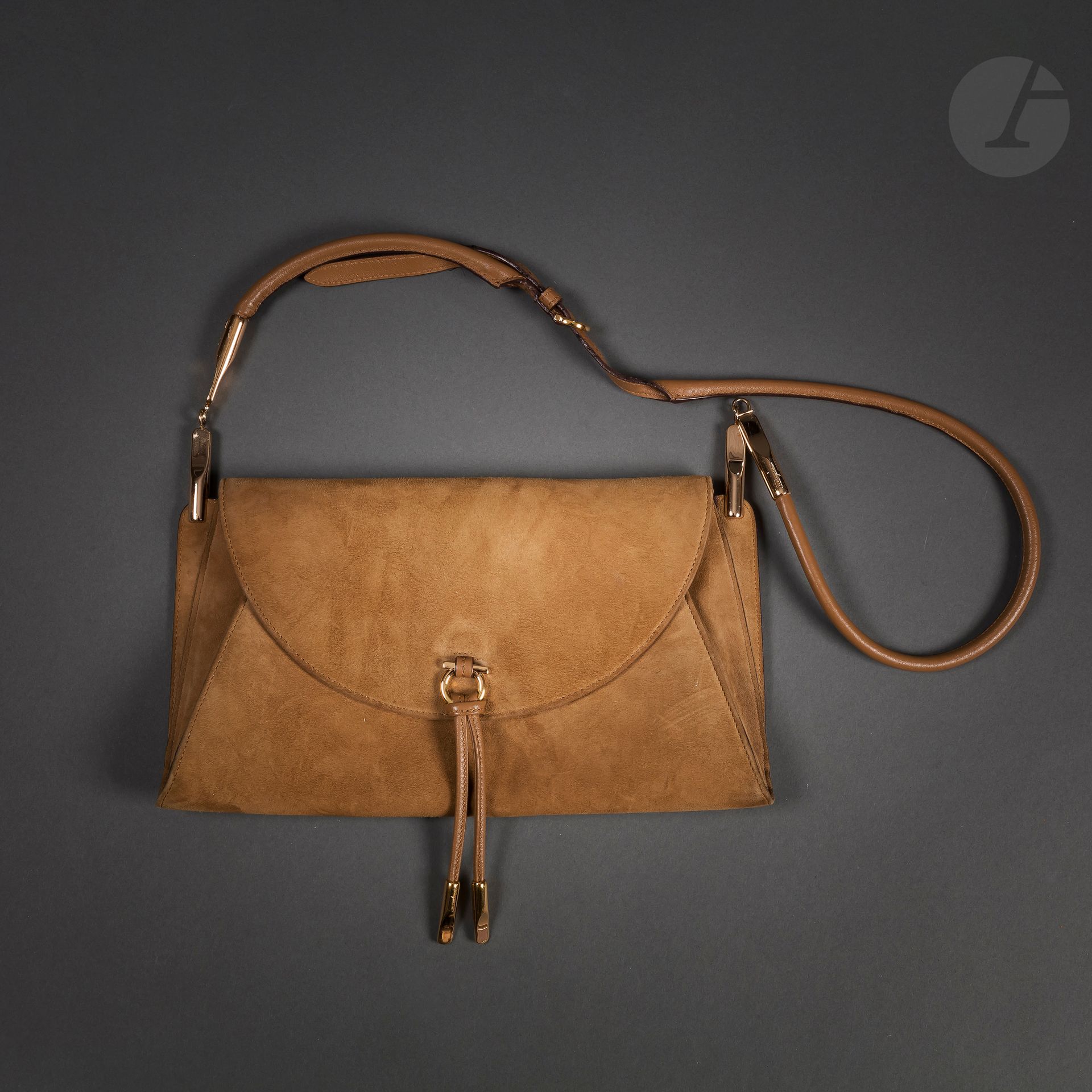 Salvatore FERRAGAMO
Sac bandoulière en veau velours beige
34 x 20 cm