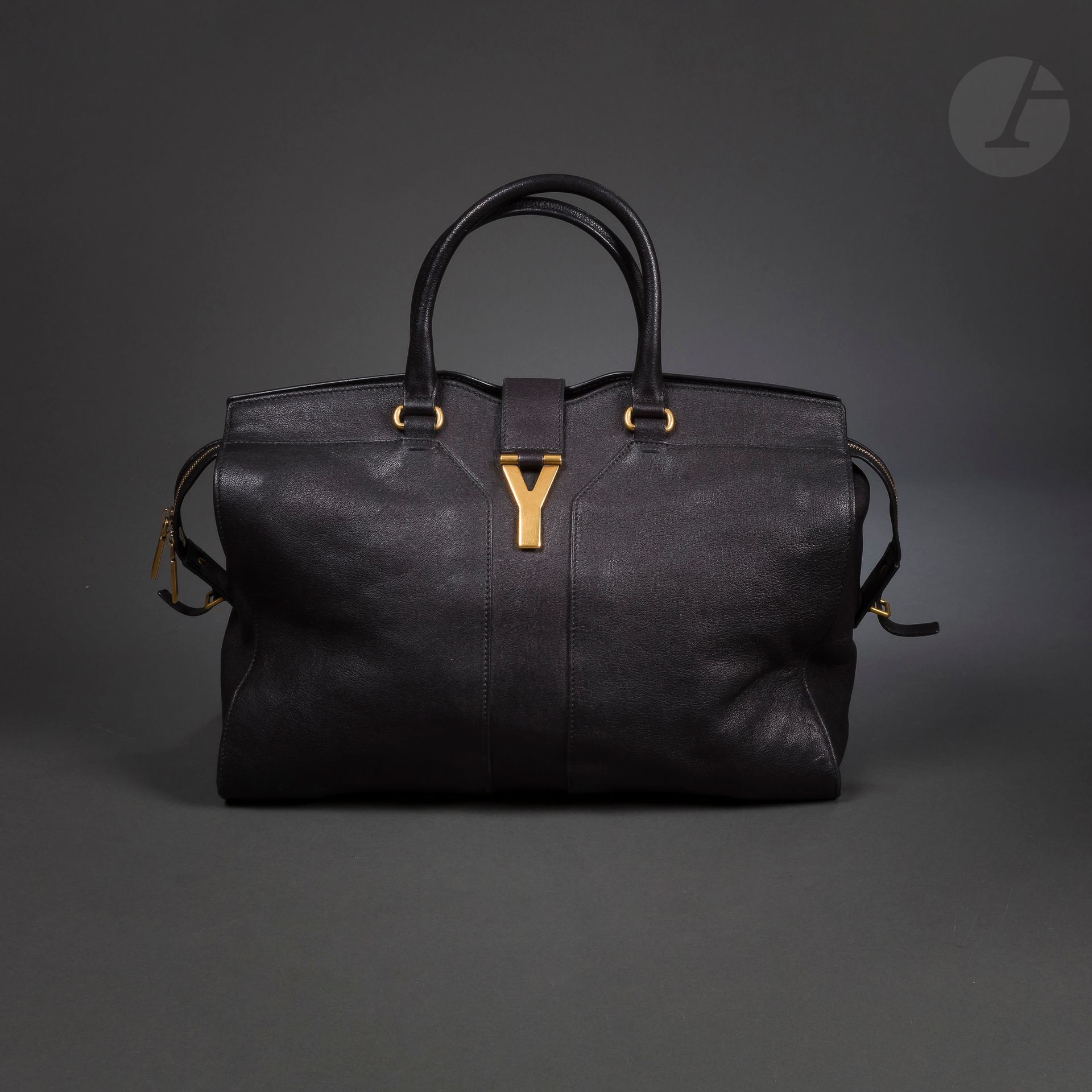 Yves SAINT LAURENT
Sac en cuir noir, fermoir Y en métal doré
40 x 30 x 20cm