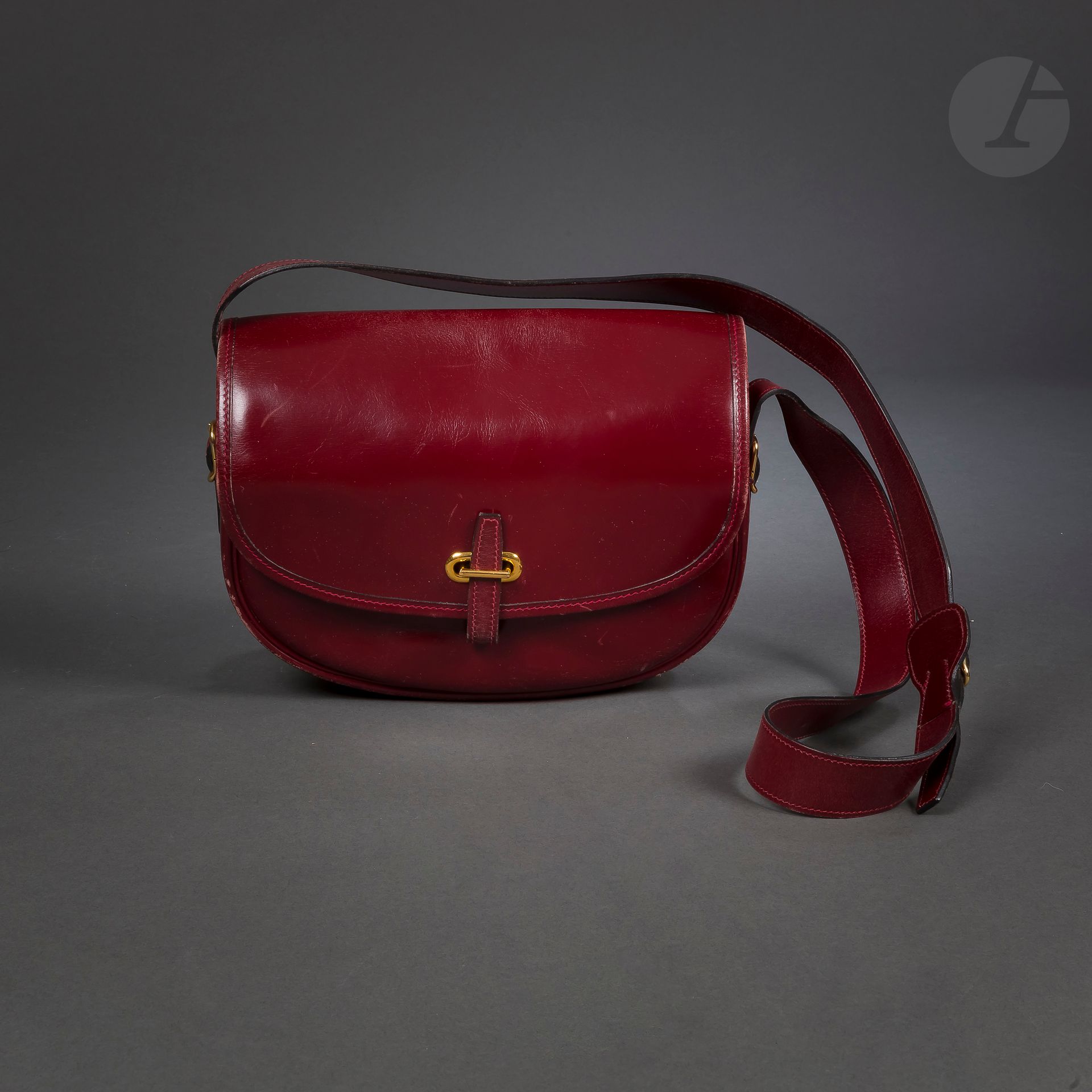 HERMES Paris Made in France
Sac bandoulière Balle de Golf en cuir bordeaux
23,5 x 18 cm (quelques petites traces et petites usures notamment aux angles
