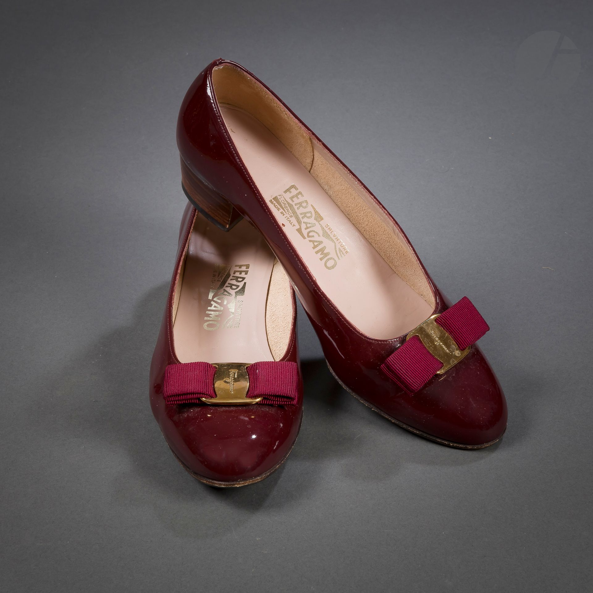 Salvatore FERRAGAMO
Paire d’escarpins en cuir verni bordeaux avec noeud en gros grain, T. 37,5/38, boîte