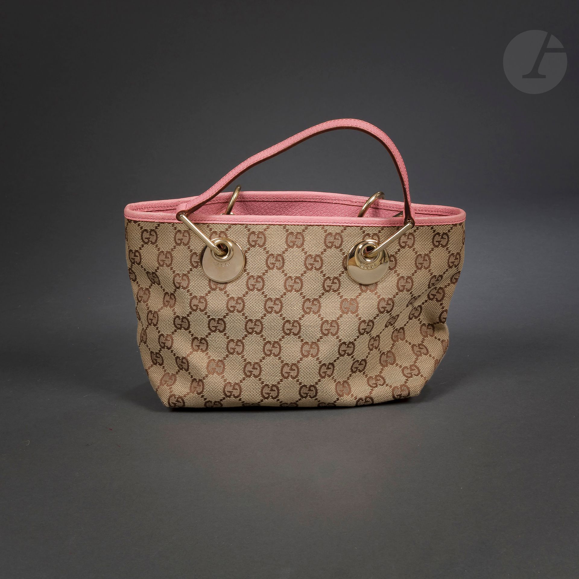 GUCCI Made in Italy
Petit sac en toile siglée beige et cuir grainé rose, housse
20 x 15 x 10 cm (Petites traces d'usage)
