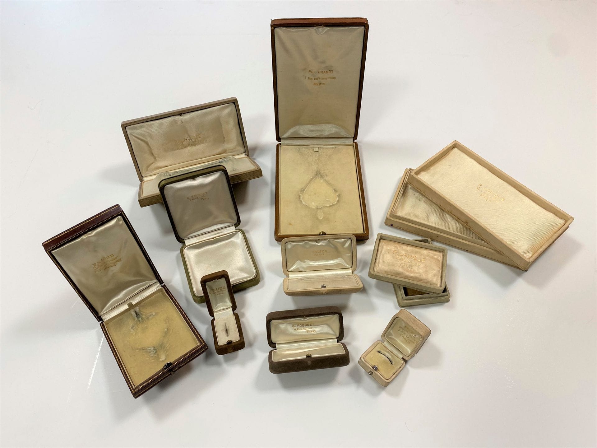 Lot de 3 écrins à bijoux signés G. FOUQUET, 3 écrins signés FALIZE, 3 écrins signés LALIQUE et un écrin signé PAUL BRANDT  (en l'état)