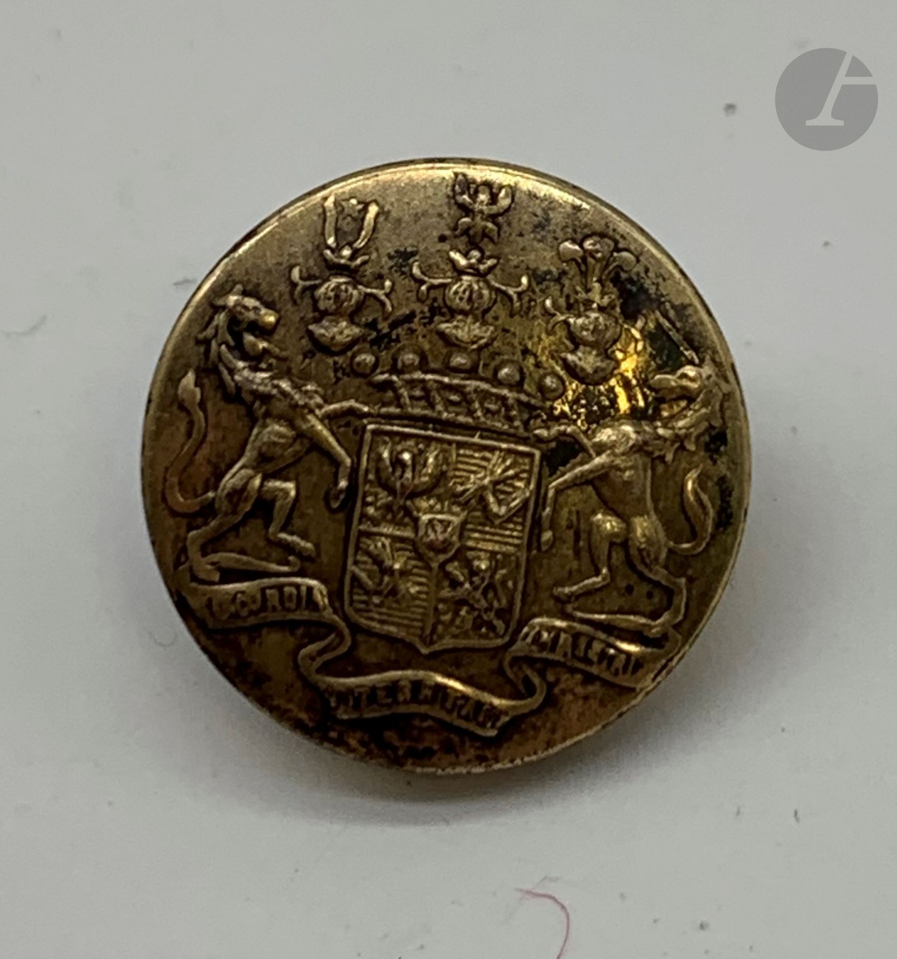 [ROTHSCHILD - VÉNERIE]
Bouton de gilet de livrée aux armoiries des Rothschild.
Marqué au revers «17 M».
Laiton doré.
D : 1,2 cm