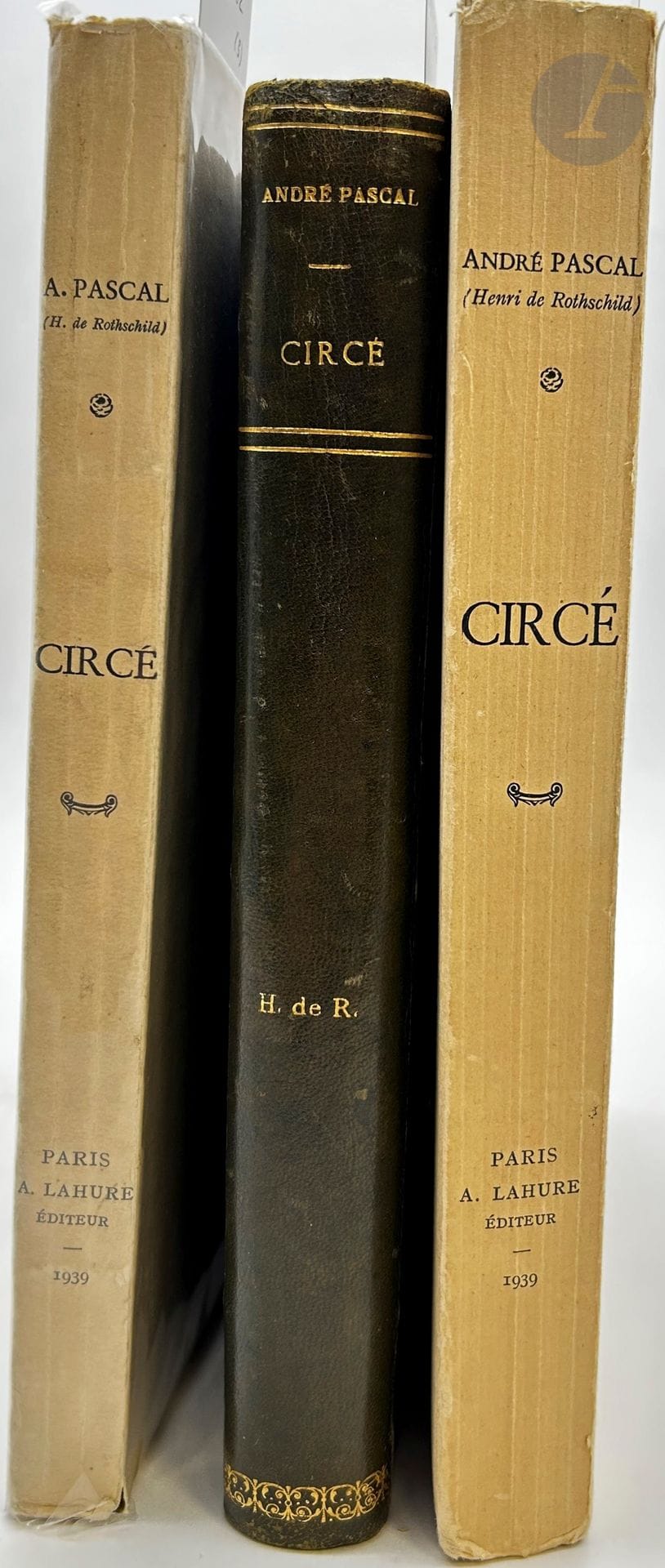 [HENRI DE ROTHSCHILD -THÉÂTRE]
ROTHSCHILD (Henri de).
Circé. Pièce en trois actes et cinq tableaux.
Paris : A. Lahure, 1939. — In-4, demi-basane vert foncé à coins, dos lisse orné, tranches mouchetées, premier plat de couverture conservé (reliure de l’époque).
Édition de luxe tirée à 475 exemplaires. Elle fut écrite sous le pseudonyme d’André Pascal. 

UN DES 15 PREMIERS SUR PAPIER JAPON DES MANUFACTURES IMPÉRIALES. Celui-ci fut spécialement imprimé pour Paul Jardot, conseiller financier du baron Henri de Rothschild.
Coins émoussés.

On joint : deux exemplaires du même ouvrage, brochés, l’un sur vergé, l’autre sur vélin offset blanc.