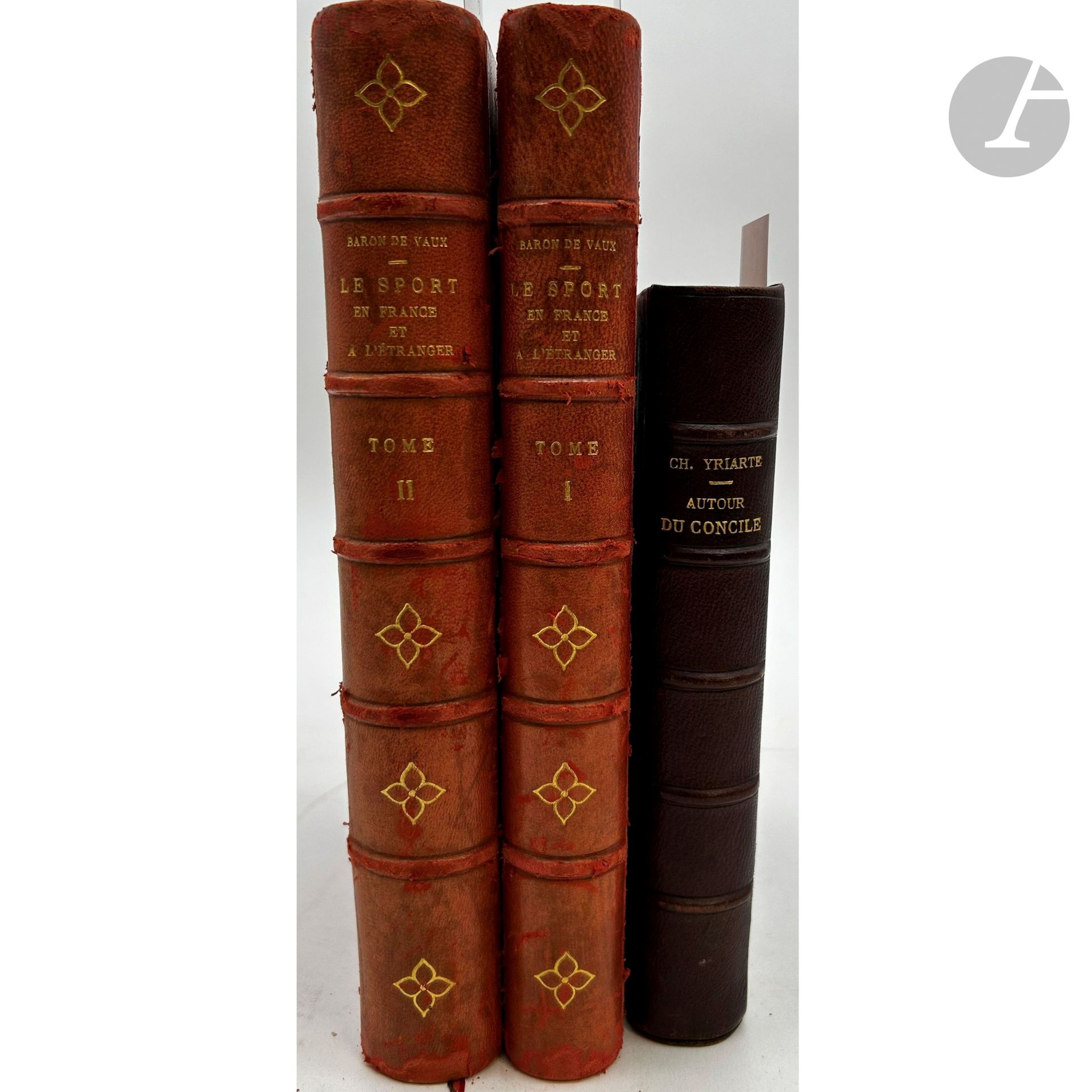 [ROTHSCHILD - VÉNERIE]
VAUX (Charles Maurice de).
Le Sport en France et à l’étranger. Silhouettes sportives. Introduction par Armand Silvestre. Préface par A. Croabbon. Tome premier orné de 84 Portraits et de 200 illustrations. - Tome II. Introduction par le vicomte E. de La Besge. Préfaces par Joseph Montet et Pierre-Amédée Pichot. Orné de 107 Portraits et de 122 Illustrations. Paris : J. Rothschild, 1899-1900. — 2 volumes in-8, demi-basane rouge, dos à nerfs orné, tête mouchetée, non rogné, couverture et dos conservés (reliure de l’époque).
Édition originale publiée par Jules Rothschild (1838-1900), abondamment illustrée.

Cette étude sur le sport est divisée en deux volumes. Le premier traite des « Souverains Sports-men », au tir et à l’escrime ; le second porte sur la vénerie, la fauconnerie, l’équitation et l’athlétisme.

Dos passés, épidermures aux dos et aux charnières.

On joint :
- YRIARTE (Charles). Autour du concile. Souvenirs et croquis d’un artiste à Rome, ce qui s’est passé au concile, types et cérémonies, le Vatican intime, Rome capitale. 90 illustrations de Detaille, Godefroy-Durand, Lix, Bocourt de Liphart, Yriarte, Wallet, eaux-fortes d’après Heilbuth. Paris : J. Rothschild, 1887.  In-12, demi-maroquin brun foncé, dos à nerfs, tranches mouchetées (reliure de l’époque).