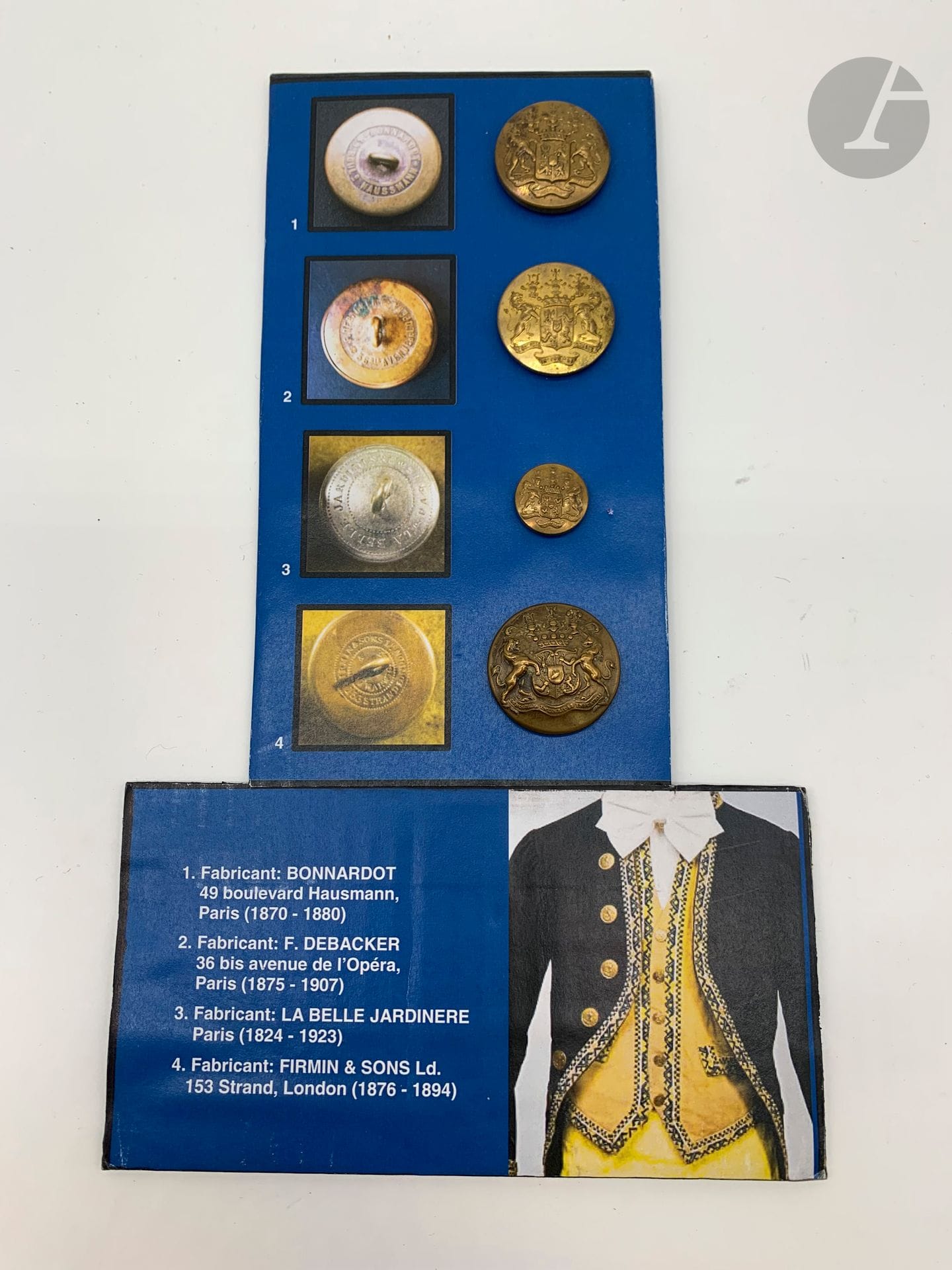 [ROTHSCHILD - VÉNERIE]
Ensemble de 4 boutons de livrée en laiton doré aux armoiries des Rothschild. 
- Bouton de grande taille, fabriqué par Bonnardot (1870-1880) à Paris, D : 2,9 cm
- Grande taille, fabriqué par F. Debacker (1875-1907) à Paris, D : 2,9 cm
- Bouton de veston petite taille, fabriqué par La Belle Jardinière (1824-1923) à Paris, D : 1,8 cm
- Bouton de grande taille, fabriqué par Firmin & Sons Ltd (1876-1894) à Londres, D : 3 cm