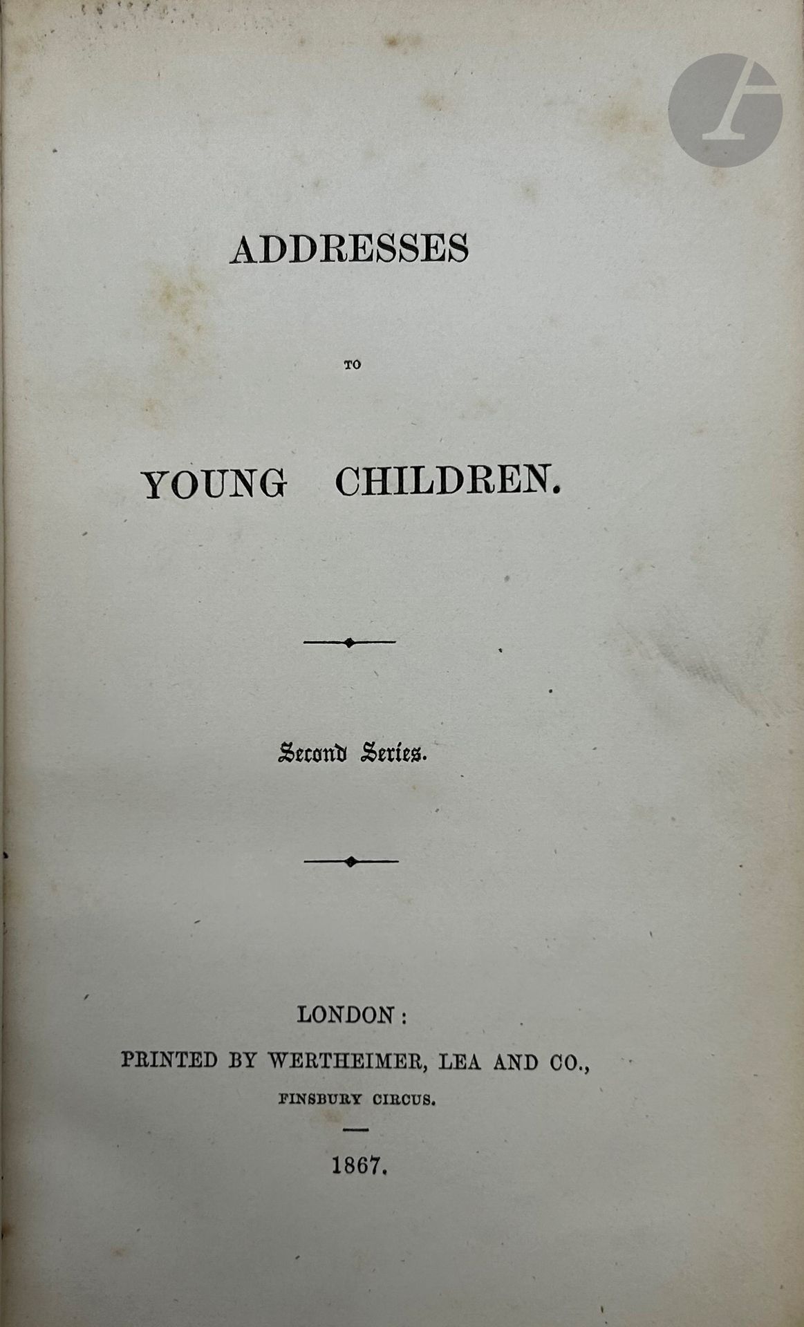 [FAMILLE ROTHSCHILD]
ROTHSCHILD (Charlotte de).
Addresses to young children. Second Series.
Londres : Printed by Wertheimer, Lea and co., 1867. — In-12, demi-basane verte, double filet doré en encadrement sur les plats, dos à nerfs orné, tranches marbrées (reliure de l’époque).
Édition originale.
Exemplaire enrichi d’un envoi autographe signé de l’autrice sur le premier feuillet blanc, adressé au prince de Galle et daté du 23 juillet 1867.
Reliure très abîmée. Manques aux extrémités du dos, charnière du premier plat entièrement fendue.