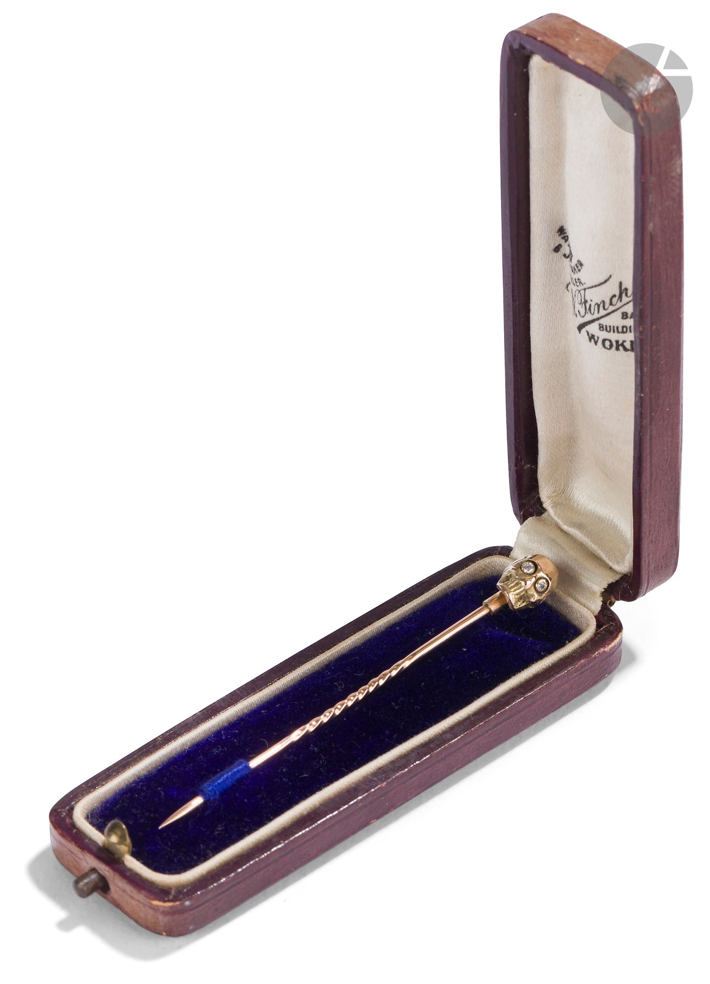 [FAMILLE ROTHSCHILD]
Dans un écrin de la maison W. FINCH, «Watch maker & Jeweller» à WOKING, épingle de cravate en or rose (12,64 Kt) figurant un crâne aux yeux de diamants taillés en rose. 
Modèle à rapprocher de l’épingle dite «épingle de cravate pirate»  de la collection de memento mori de la baronne Henri de ROTHSCHILD (née Mathilde de WEISWEILLER, 1874-1926) léguée au Musée des Arts Décoratifs en 1926.
Poids : 4 g - longueur : 7 cm