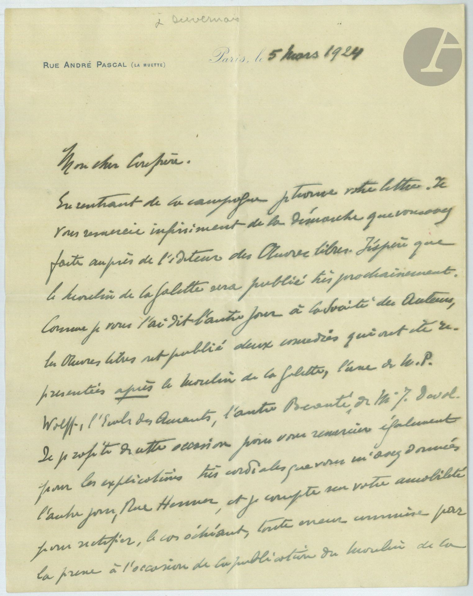 [HENRI DE ROTHSCHILD -THÉÂTRE]
Baron Henri de ROTHSCHILD (1872-1947). L.A.S. ? 18. X.1910, à Fernand Castelbon de Beauxhostes à Béziers ; 1 page et demie in-4 à son chiffre et à l’adresse 33 Faubourg St Honoré, enveloppe.
Projet pour les Arènes de Béziers. Il n’a aucune pièce dans ses cartons, et est incapable d’écrire une tragédie. Il a parlé du projet à un jeune auteur : « nous pourrions peut-être à nous deux faire une pièce à grand spectacle avec danses, chœurs, et un livret partie en vers, partie en prose ». Mais il craint que le temps manque pour faire la musique. « Il s’agirait d’une action qui se passerait à l’époque Byzantine, avec des costumes très élégants et un décor très somptueux »…
On joint une carte postale photographique du Restaurant populaire économique, Fondation Henri de Rothschild 1905, avec son personnel.