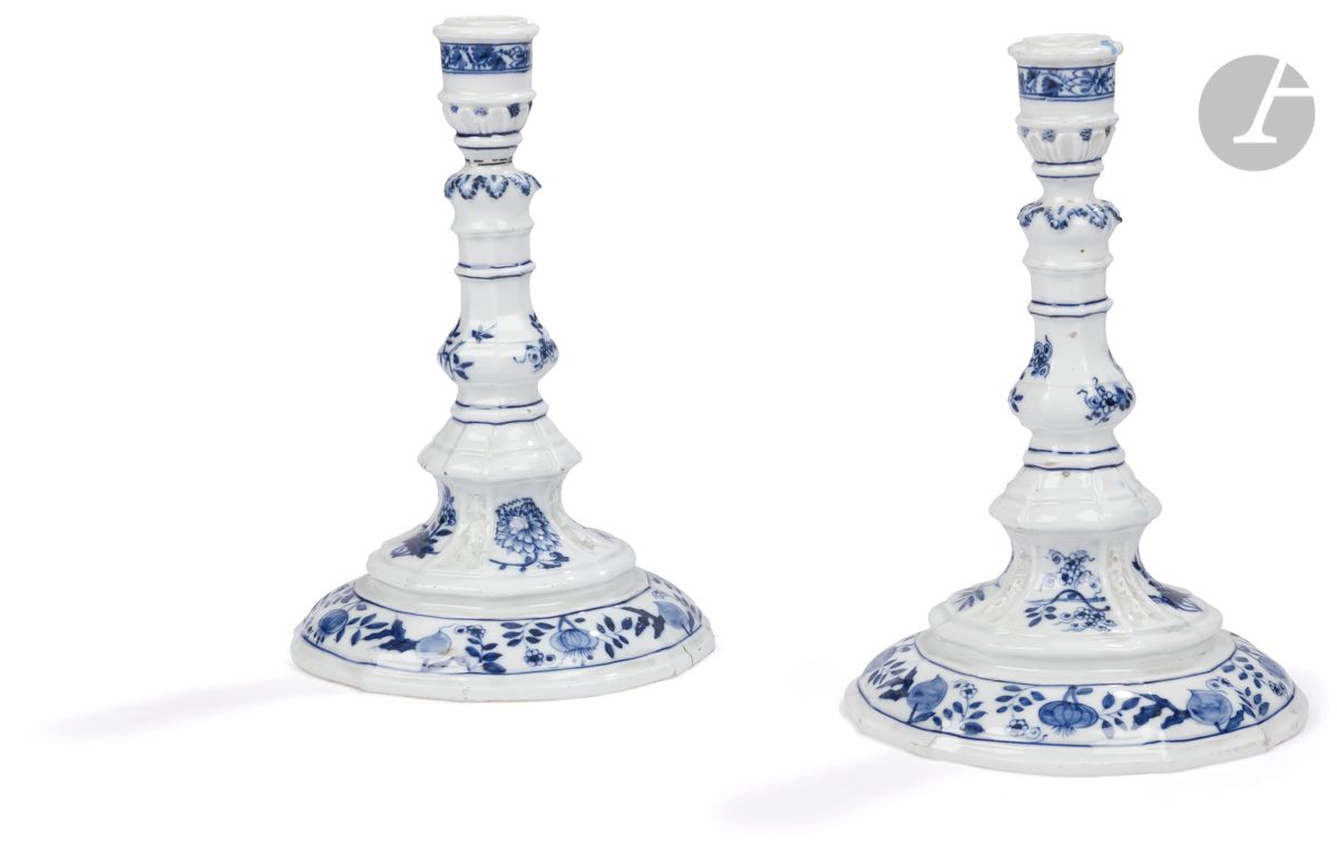 Meissen
Pair of porcelain torches decorated in blue cameo with flowers and foliage.
Marked: crossed swords and star in blue.
End of the 18th century. 
H. 24 cm
One torch broken and glued back.