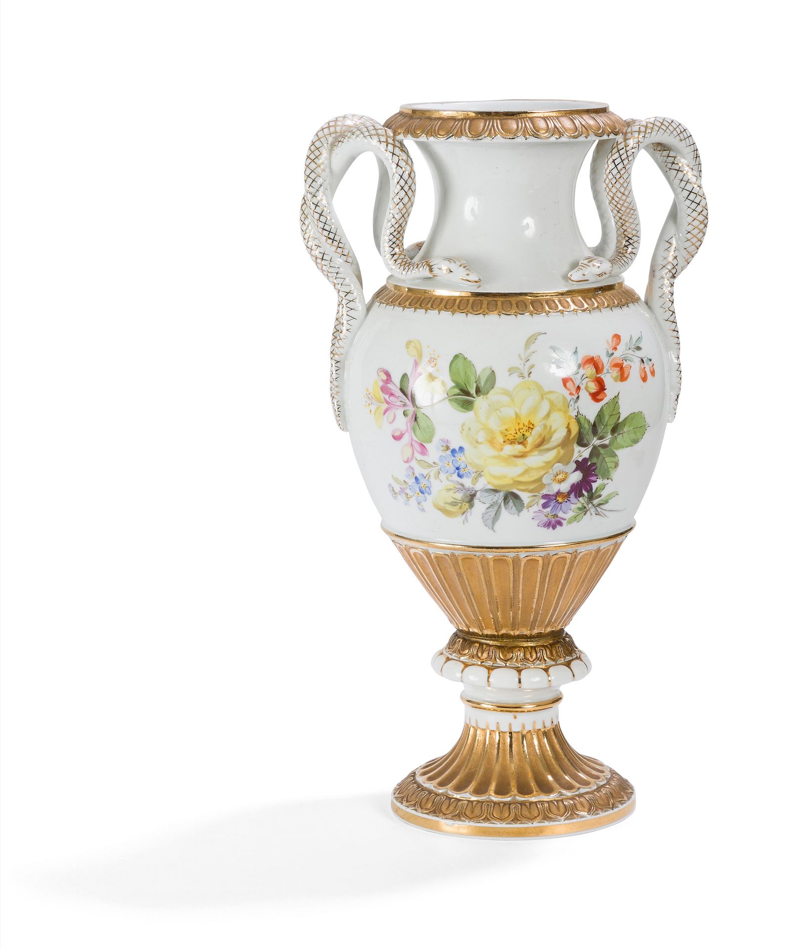 Meissen 
Vase de forme balustre en porcelaine muni d'anses en forme de serpent, à décor polychrome de bouquets de fleurs, la base cannelée à fond or.
Marqué : épées croisées en bleu.
XXe siècle.
H : 28 cm