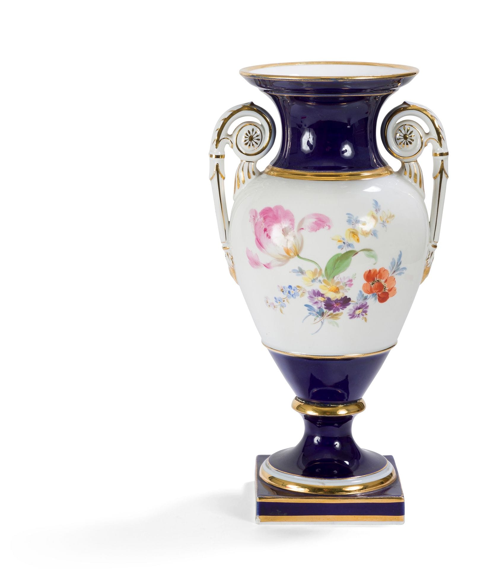 Meissen
Vase de forme balustre en porcelaine muni d'anses à enroulements, à décor polychrome de bouquets de fleurs, la base et le col à fond bleu.
Marqué : épées croisées en bleu.
XXe siècle.
H : 28 cm