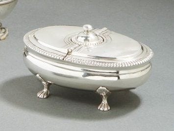 FRANCE XVIIIth CENTURY
Spice box formerly in plated metal, re-silvered. Oval in shape, it rests on four claw feet. The two hinged lids are molded with gadroons like the central grater. One of the inside covers two compartments.
Condition: posterior grater
Length: 10.5 cm - width: 6.8 cm - height: 6.5 cm