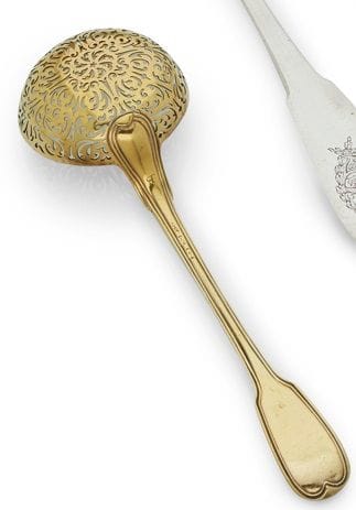 PROVINCE 1798 - 1809
Sugar spoon in vermeil, filet model, engraved B in the upper part of the stem. The interior is based on the Anthiaume model with a fall of foliage on the spatula. The repercé articulated around a daisy of tulips framing a star.
Master goldsmith not identified
Weight : 83 g - length : 20,4 cm