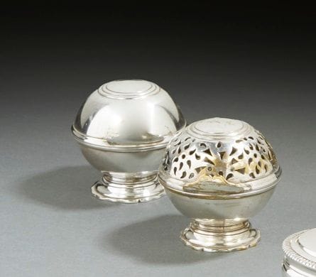 FRANCE XVIIIe SIÈCLE
Paire de boules à éponge et à savon initialement en métal plaqué, réargentée. Elle repose sur une base à contours polylobés. 
Hauteur : 8,5 cm