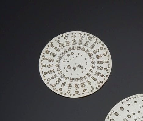 Plaque des poinçons de la marque en cuivre argenté des poinçons de charge, décharge de la régie de Henry CLAVEL II et Jean-François KALENDRIN pour les poinçons en usage de septembre 1782 au 23 février 1789.
Diamètre : 6,7 cm