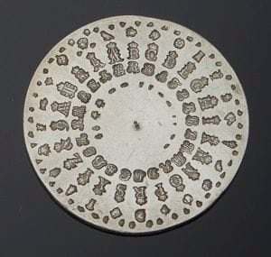 Plaque des poinçons de la marque  en cuivre argenté des poinçons de charge, décharge de la régie de Henry CLAVEL I pour les poinçons en usage du 13 juillet 1780 à septembre 1782
Diamètre : 6,8 cm