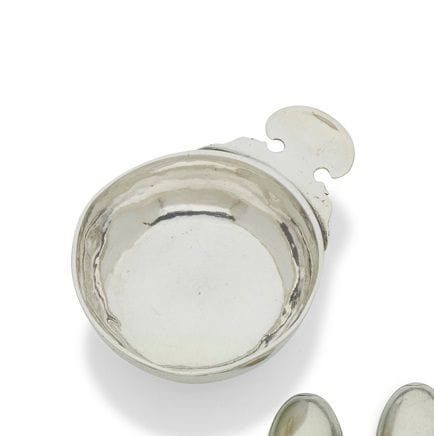 JURIDICTION DE GRENOBLE - VILLE D’EMBRUN 
Tasse à vin en argent uni, gravée sur le pourtour P. JARTOUS, l’appui-pouce figure une demi-lune soulignée d’un anneau. Seul le corps est poinçonné.
Maître orfèvre : Etienne GORLIER, exerce en 1740
Poids : 93 g - diamètre : 8,3 cm
État : légers chocs, à redresser