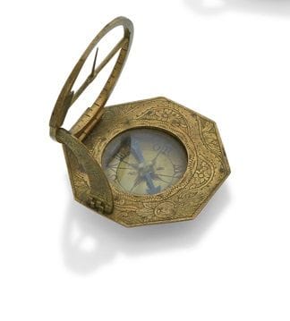 GERMANY AUGSBURG 18th CENTURY
Portable gilt brass sundial complete with its gnomon consisting of an octagonal plate, engraved on the reverse side with a list of cities with their respective latitude: Augsburg, Paris and Krakow. Signed : Schreteger
Dimensions: 5 cm x 5 cm
Condition: the case is missing.